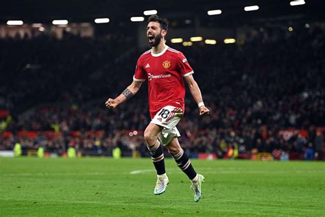 Write informative laconic excerpt under 30 words in mexican spanish for news below. Do not wrap it into quotation marks or html tags. Bruno Fernandes has said that he does not want to leave Manchester United, adding that he want his "expectations to fit with the expectations of the club" after a frustrating season.The 19-time champions endured the worst Premier League campaign in the club&apos;s history this season, finishing eighth in the table.- Stream on ESPN+: LaLiga, Bundesliga, more (U.S.)Their 14 league defeats in a single season are their highest since they suffered 16 during the 1989-90 campaign under Sir Alex Ferguson.Writing in a column for The Players&apos; Tribune on Friday, Fernandes said that playing for United has been his "ultimate dream," but that he want assurances from the club that they can match his ambitions as a player."I love to step out at Old Trafford more than anything in the world," the United captain said. "I don&apos;t want to leave. This has always been my ultimate dream."I just want my expectations to fit with the expectations of the club. If you go talk to any fan, they will tell you the same thing. We want to compete for the league. We want to be playing Champions League football. We want to be in cup finals. That is the standard. That is what I want. That is what you all deserve."I just want to keep fighting. I want to be here. My family wants to be here."Fernandes has previously said that he will consider his future at United, but not until after this summer&apos;s European Championship with Portugal.The midfielder has been linked with a transfer away from Old Trafford after a season in which Fernandes has scored 15 goals and contributed eight assists in all competitions.Al Nassr are one of the Saudi Pro League clubs interested in signing the 29-year-old, a source has told ESPN.Fernandes&apos; on-pitch behaviour and suitability for the United captaincy has been criticised since he took over the role from defender Harry Maguire in July 2023.However, Juan Mata told ESPN in April that Fernandes is a "great leader" and that the "culture of the club should be built around him." Fernandes said on Friday that he has tried to be true to himself at all times. "As captain, I have simply tried to be Bruno," the Portugal international said. "Not another legend, or another personality, but myself. Same Bruno on and off the pitch. And for me, honesty is everything. You fans deserve honesty, with the way you have supported us."Frustration. Isn&apos;t that what we all feel? That&apos;s really the only word for this season, I think. If you ask me, or if you ask any United fan, it would be the same."There were so many moments when we won a massive game, and it felt like OK, now we are going to build from this... And it just never happened. It never fully clicked for us. We were not consistent enough, and we have to be better. For each other, for the club, for our fans."United face rivals Manchester City in the FA Cup final on Saturday that could have potential ramifications for Erik ten Hag&apos;s position as United head coach.City boss Pep Guardiola said on Friday that the Dutchman could be "in trouble" if his team lose to City in the FA Cup final for a second successive season.Fernandes, though, is focused on the possibility of becoming the first Manchester United captain to lift the FA Cup since Wayne Rooney in 2016."After this difficult season, it is my responsibility to give more. It starts with me. And it starts tomorrow," Fernandes said. "We have to give everything in this last match against City, and we have to move forward." ,Bruno Fernandes reafirma su deseo de quedarse en el Manchester United tras temporada frustrante. Asegura que quiere estar a la altura de las expectativas del club.