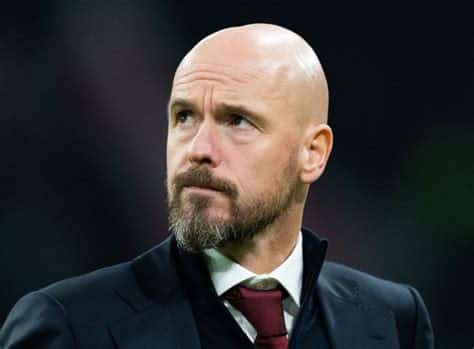 Write informative laconic excerpt under 30 words in mexican spanish for news below. Do not wrap it into quotation marks or html tags. Erik ten Hag has revealed he has already held talks with Manchester United co-owner Sir Jim Ratcliffe and will go on holiday the day after the FA Cup final.Ten Hag said assurances from Ratcliffe about his position were "not necessary" and insisted he was planning to "go for next season."- Stream LIVE: FA Cup final, Man City vs. Man United, Saturday 10a.m. ET ESPN+Sources have told ESPN that United chiefs are assessing a number of possible replacements for Ten Hag including Thomas Tuchel, Mauricio Pochettino, Kieran McKenna and Thomas Frank.Sources close to United have told ESPN that club chiefs will "review the season after the cup final" with "no decisions before then."But asked at a news conference on Thursday whether he would be part of the end-of-season review following the cup final, Ten Hag said he has already spoken to Ratcliffe and the INEOS hierarchy."We already did and on Sunday I will go on holiday; I think I deserve it," said Ten Hag.Asked whether he was given assurances during the talks that his position is safe ahead of next season, the Dutchman replied: "It is not necessary, we will go for next season."Ten Hag has a contract at Old Trafford until 2025, but his position has become increasingly vulnerable following a season which saw United finish eighth in the Premier League and miss out on a place in the Champions League.The Dutchman has blamed a lengthy injury list for the team&apos;s problems, but says lifting the FA Cup on Saturday would put a different spin on the campaign."We will be in a very different place if we win on Saturday because we will be in Europe and we will have another trophy," he said."But still, three finals in two seasons is very good, I would say, because this club when I entered it was not in a good state, absolutely not."I think we improved a lot and even when you consider all the injuries we&apos;ve had, it&apos;s a horrible season for us. Absolutely that has to change."Despite United&apos;s struggles this season, winning the FA Cup would secure a second trophy in two years. Ten Hag has also brought through youngsters Alejandro Garnacho and Kobbie Mainoo and the 54-year-old thinks many of the positives of his reign are being overlooked."I am sure that many forget, yes, absolutely," said Ten Hag."This club is in a transition period and we have progressed many players to high levels. Some young players also came into the team and became internationals and will go to the Copa America and the Euros, which is very good."We want to improve the squad, we want to create a team for the future, but in the meantime we want to win trophies. On Saturday, we have a big opportunity to win another trophy and a third final in two years, I would say, is not too bad." ,Erik ten Hag ha revelado que ya ha hablado con el copropietario de Manchester United, Sir Jim Ratcliffe, y se irá de vacaciones el día después de la final de la FA Cup.