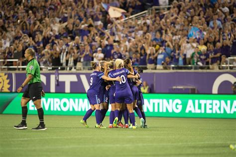 Write informative laconic excerpt under 30 words in mexican spanish for news below. Do not wrap it into quotation marks or html tags. The Orlando Pride won a National Women&apos;s Soccer League record eighth straight match on Friday with a 2-1 victory over the Portland Thorns FC.Forward Barbra Banda scored both goals in the first half for Orlando to draw level for the league lead with Thorns forward Sophia Smith, who missed Friday&apos;s match with a calf injury. Banda has scored eight goals in seven matches since arriving in Orlando in April.Portland entered the match riding a six-game winning streak, one shy of the previous league record set in 2014. The loss was also Portland&apos;s first under interim coach Rob Gale.Orlando is now unbeaten through 11 matches this season and sits atop the NWSL table, the best start in club history.The Pride has previously only made the playoffs once since its inaugural season in 2016, and the team has endured some humble lows, including a 2019 season with just four wins from 24 games and 53 goals conceded, which remains a league record."It&apos;s something that we dreamed about from the beginning," said Brazilian midfielder Marta, who joined the Pride in 2017."And we worked very hard. We never give up; I never give up in my life so I&apos;m never [going] to give up dreaming about this situation. You look behind and see everyone running after us, so we just have to run [faster]."The Pride&apos;s fortunes began turning around last season when Seb Hines was appointed full-time head coach. Hines had served in an interim role in 2022.Orlando finished seventh in 2023, falling one spot short of the playoffs as the odd team out of a three-way tie for the final two playoff berths."This is a club that&apos;s reached the playoffs one time since its existence," Hines said after Friday&apos;s win. "We missed out by fine margins last year and that was disappointing, but that just added fire to our belly to come into this year and show everyone what we can do."I think we&apos;re still very much underrated from the outside. We know what we&apos;re capable of. You know, if anyone would have said going into this game that this was going to be a blockbuster game, someone would have laughed at you."On Friday, Banda scored twice in the opening 40 minutes before being subbed off at halftime.Banda opened the scoring in the 30th minute, scoring with her head on a rebound following a corner kick. The goal was Banda&apos;s fourth of the season with her head, more than any other entire NWSL team this season outside of Orlando, per Opta.Marta played the role of provider for Banda 10 minutes later. The six-time world player of the year textured a through ball with the outside of her left foot into the path of an on-running Banda, whose initial shot was blocked by Thorns defender Kelli Hubly. The rebound fell right to Banda, who dribbled around Thorns goalkeeper Shelby Hogan to pass the ball into the net.Portland substitute Izzy D&apos;Aquila scored in the 71st minute as the momentum shifted in favor of Portland. Thorns forward Ana Dias hit the crossbar 12 minutes later.Orlando is one of two remaining unbeaten teams in the NWSL as the international break looms. The Kansas City Current remain unbeaten through 10 games and play the last-place Utah Royals on Saturday. ,Orlando Pride vence 2-1 a Portland Thorns FC y consigue octavo triunfo seguido récord en National Women's Soccer League. Barbra Banda anota ambos goles.