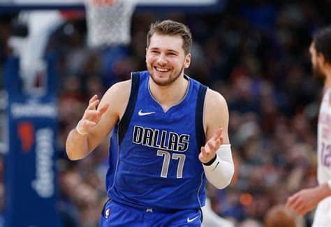 Write informative laconic excerpt under 30 words in mexican spanish for news below. Do not wrap it into quotation marks or html tags. Luka Doncic, jugador estrella de los Mavericks, se perfila como favorito para el premio de Jugador Más Valioso (MVP) de la NBA en la temporada 2021-2022. Doncic promedió 27.7 puntos, 8.6 asistencias y 8.0 rebotes por partido la temporada pasada, llegando a su máximo nivel en los playoffs donde promedió 35.7 puntos, 10.3 asistencias y 7.9 rebotes en la serie contra los Clippers. A pesar de su baja efectividad en tiros libres, Doncic sigue siendo una selección de primera ronda en las ligas de fantasía debido a su gran potencial. Si mejora su porcentaje de tiros libres y continúa su rendimiento en los playoffs, Doncic podría convertirse en el mejor jugador de fantasía con promedios de 30 puntos, 10 rebotes, 10 asistencias y 3 triples por partido. El base esloveno firmó una extensión de contrato de cinco años por $207 millones con los Mavericks en la temporada baja, demostrando su estatus como uno de los jugadores jóvenes más talentosos de la liga. Su habilidad para controlar el juego y su versatilidad en la cancha le convierten en una selección de alto valor en formatos de fantasía de keeper/dynasty.,Luka Doncic, jugador estrella de los Mavericks, favorito al premio MVP de la NBA. Su potencial en fantasy depende de su rendimiento en tiros libres.