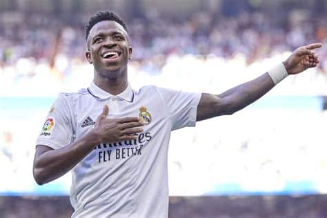 Write informative laconic excerpt under 30 words in mexican spanish for news below. Do not wrap it into quotation marks or html tags. Thierry Henry has expressed admiration for Vinícius Júnior and his ability to achieve greatness and continue improving in the face of racism and other adversity.Vinícius, 23, has played a big part in Real Madrid winning LaLiga and reaching Saturday&apos;s Champions League final at Wembley despite the Brazil international having repeatedly been the victim of racist abuse since he arrived in Spain five years ago.- Stream on ESPN+: LaLiga, Bundesliga, more (U.S.)"Right now, the guy that I saw before and what he&apos;s become, well done, well done, because it&apos;s not easy," former France and Arsenal striker Henry told ESPN Brasil when asked about Vinícius. "The racism part, getting kicked, getting booed, getting red carded when you are mistreated and still overcoming it and performing well, as we say in French; &apos;chapeau bas&apos; [hats off]."Earlier this year, Vinícius broke down in tears when he spoke of the racist abuse he has experienced.Asked if he was shocked by the ongoing racist episodes directed at Vinícius, Henry said: "No, unfortunately because I&apos;ve heard it before and still do. Unfortunately, I will continue to listen until people act on this."So you have to work on yourself, like he [Vinícius] did, and try to see how you can get out of this situation. Mentally too, not just in performance on the field, but mentally. At one point, it looked like the guy was being booed for being mistreated."Henry has applauded Vinícius for never losing his joy and dancing for his goal celebrations despite continuing to be a target of rival fans."Yes, dance, dance however you want," Henry said. "Dance, have fun, love and make us dream. That&apos;s what it&apos;s all about when I see a player like that. And now he&apos;s playing, behaving and performing. You have to give him a lot of credit."Henry said he believes Vinícius has shown considerable resilience since he joined Madrid in July 2018 from Flamengo at 18 years old."Arriving in Madrid, we all remember the images of... they [some Real Madrid teammates] didn&apos;t want to give him the ball," Henry said. "You arrive in Madrid, join a national team and Neymar is the boss. You have to deal with all of this. From that to being the man of the moment. He is the guy. He&apos;s the guy in Madrid. He&apos;s the guy who&apos;s making a difference. For me, this is his team."From scoring the winning goal against Liverpool in [in the 2022 Champions League final] Paris to now, it hasn&apos;t been an easy journey for him, and I know it&apos;s not an easy journey for anyone. And while we&apos;re on the subject, I&apos;m just stating the facts he had to deal with. And all the time people and teams do tactics to make sure he doesn&apos;t perform."Vinícius has often complained about the lack of protection he receives from referees after being one of the most fouled players in LaLiga.However, it hasn&apos;t prevented him from contributing to his team&apos;s success, scoring 23 goals and setting up 11 more in 38 appearances across all competitions for Los Blancos this season.Henry believes Vinícius has become an all-round player as was seen in his recent performances against Manchester City and Bayern Munich in the Champions League."All the time people and teams use tactics to make sure he doesn&apos;t perform," Henry said. "The right-back stays in defense, they don&apos;t go up just to mark him. You know, they try to see how they can stop him."He had to play as No. 9 against Bayern [in the semifinal first leg]. Yes, the second goal was a penalty, but the first, the run... This shows that he can play any way, anywhere, in different styles. Defending against Man City [in the quarterfinals] the entire game and playing on the counterattack."Play in a high block, medium block, press, hold the ball, score goals, give assists. The other day, against Bayern Munich [in the semifinal return leg], he was the only one who wanted the ball in the second half and tried to create things."Vinícius, who is one of the front-runners to succeed Lionel Messi as the Ballon d&apos;Or winner, is expected to lead Madrid&apos;s attack against Borussia Dortmund in Saturday&apos;s final. ,Thierry Henry elogia la resiliencia de Vinícius Jr., quien ha superado adversidades y racismo para brillar en Real Madrid y ser clave en la final de la Champions League.