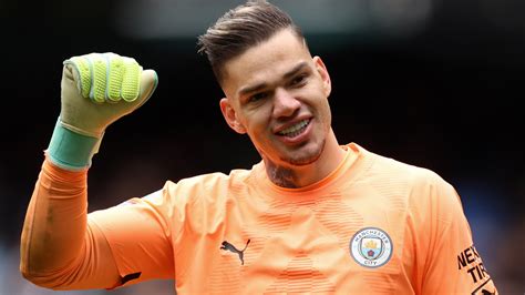 Write informative laconic excerpt under 30 words in mexican spanish for news below. Do not wrap it into quotation marks or html tags. Goalkeeper Ederson will have to ask for a transfer if he wants to leave Manchester City this summer, a source has told ESPN.Ederson has been linked with a move to the Saudi Pro League (SPL), but City are not actively looking to part with him and offers will only be considered if the Brazil international makes it clear he wants to leave the Etihad Stadium.- Stream on ESPN+: LaLiga, Bundesliga, more (U.S.)The 30-year-old has spent seven years at City, winning the Premier League title six times.He is Pep Guardiola&apos;s undisputed No. 1, having made more than 300 appearances since arriving at the club from Benfica in 2017. Signing a new first-choice goalkeeper is not among City&apos;s squad plans for the summer but, a source told ESPN that  the club will back themselves to find a suitable replacement if Ederson decides to move on.Al Ittihad are among the clubs to have registered an interest with Ederson&apos;s representatives.He has a contract until 2026 and City remain open to negotiating an extension if he turns down the chance to leave.There are also doubts about the future of Ederson&apos;s understudy, Stefan Ortega.Ortega will enter the final year of his contract this summer, and City risk losing the German on a free transfer in 2025 if fresh terms cannot be agreed.A source has told ESPN that City have made the 31-year-old an offer but, as things stand, it has not yet been signed.Ortega, according to a source, is facing a decision between remaining second-choice at City or moving clubs to find more regular first-team football.Guardiola is a big fan of Ortega and is keen for him to stay. However, there is an acceptance he may want to move and become No.1 somewhere else.Meanwhile, sources have told ESPN that there is growing hope Bernardo Silva might stay this summer. The midfielder has a £50 million ($66m) release clause in his contract and is keen to pursue a fresh challenge after seven years at the Etihad.Barcelona and Paris Saint-Germain have shown interest in the past but, according to a source, Barcelona are unlikely to have the necessary funds for the transfer and Silva has slipped down PSG&apos;s list of summer targets.City are open to offers for Kalvin Phillips and are prepared to sanction another loan move. The midfielder, who struggled on loan at West Ham during the second half of the season, has interest from Everton. ,El portero Ederson deberá solicitar un traslado si quiere dejar el Manchester City este verano, informó una fuente a ESPN.