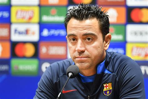 Write informative laconic excerpt under 30 words in mexican spanish for news below. Do not wrap it into quotation marks or html tags. Xavi Hernández wanted to step down as Barcelona manager but was convinced to stay put, and then, when he wanted to remain in the role, he was sacked anyway. On Wednesday, in a decision that may come to define president Joan Laporta&apos;s second term in charge, Xavi was formally replaced by German coach Hansi Flick.It has been a saga marked by turmoil, turnarounds, the influence of agents and, ultimately, a lack of confidence between the two major players, Xavi and Laporta, even if they are doing their best to part on good terms."It&apos;s been an emotional roller coaster," Xavi said last week. That&apos;s one way of putting it.The former Barça midfielder insisted nothing could change his mind in January when he announced he would walk away this summer after a 5-3 loss at home to Villarreal. By the end of April, his mind had been changed, his commitment to Barça reaffirmed over a dinner at Laporta&apos;s house that&apos;s since become known as "sushi night." The next day, at a news conference to announce Xavi would fulfil his contract that ran until 2025, an emotional Laporta choked up, tears rolling down his cheeks.At the time, ESPN revealed that sources close to both the president and the coach referred to it as a marriage of convenience. Barça&apos;s financial problems and the lack of managerial options on the market made appointing a replacement difficult.Xavi, someone who has supported Barça all his life and made more than 700 appearances for the first team, was willing to put the club&apos;s needs first. One source close to the coaching staff, though, detailed how they felt their position was "weakened" and that "at the first bump in the road we will be in the firing line." What no one imagined is that the first bump would arrive three weeks after Laporta&apos;s tears.After reconciliation, cracks quickly appearsThe trigger for the renewed focus on Xavi&apos;s future happened on May 15, in a news conference before a 2-0 win at Almeria. He referred to the club&apos;s difficult financial situation and explained to supporters the harsh reality that competing with rivals such as Real Madrid -- who signed Jude Bellingham for €100 million last year and are expected to bring in Kylian Mbappé this summer -- is not easy. Those comments irked Laporta, who did not travel to Almería the next day, but sources told ESPN that it wasn&apos;t the only reason for the president&apos;s change of mind.A main factor is that Laporta was never fully convinced by Xavi as a coach, sources close to the president said, despite the fact he led Barça to the LaLiga title last season, the club&apos;s first since 2019. Laporta had delayed sacking Ronald Koeman in 2021 because of a lack of alternatives. He had sounded Flick out to gauge his interest in the job earlier that year and almost reluctantly turned to Xavi who, despite being a club legend, had little managerial experience beyond a short stint in Qatar.Also contributing to Xavi&apos;s downfall in the past three weeks was the 4-2 defeat at Girona. It shifted the focus back on to Barça&apos;s trophyless campaign, with the same flaws that blighted their 2023-24 season -- individual mistakes, conceding too easily under pressure and failing to kill off games -- once again evident. During that span, albeit briefly, minnows Girona vaulted above Barça into second place -- significant because finishing second means Barcelona will play in the Spanish Supercopa, a Saudi Arabia-based competition that will earn the club more than €5 million.Barça eventually recovered to finish second, ending the season with 85 points, their second-highest tally in the past five years and only three fewer than 2022-23 when they won the league. Yet the damage had been done, with exits in the Champions League and Copa del Rey quarterfinals and a hammering against Madrid in the Supercopa final. The pre-Almería comments also weighed heavy and there was some annoyance from the board over the contrast between Xavi&apos;s messaging in public and behind closed doors.Despite acknowledging Barça&apos;s financial "reality" in public, Xavi also spoke of his belief in the squad, built around talented youngsters in Pau Cubarsí, Lamine Yamal, Gavi and Pedri but supplemented with the experience of Ilkay Gündogan, Robert Lewandowski and Marc-André ter Stegen and then players who should be in their peak years, such as Ronald Araújo and Frenkie de Jong.However, Xavi also felt an overhaul was needed, especially in attack. ESPN revealed this week that Lewandowski, João Félix, João Cancelo and Vitor Roque were all dispensable. The Lewandowski situation was an especially tricky one: the Poland striker is represented by Pini Zahavi, who also happens to be Flick&apos;s agent and who carries great influence over Laporta, according to sources, although they added that the president would have supported an exit.The Roque situation also caused tension between Xavi and the club. It was a deal that sporting director Deco, previously Barç&apos;s advisor in South America, had been heavily involved in. The Brazilian striker arrived in January for an initial €31m transfer fee, but he&apos;s been used sparingly by Xavi, logging just 328 minutes in 14 LaLiga appearances. Before that now-infamous Almería game, Xavi suggested that Barça would have been better off waiting until the summer to bring him in, as was originally the plan when the signing was announced.The differing stances on what was best for Roque caused further strain among the club hierarchy. Xavi felt the player&apos;s progress would be best served on loan next season, but Roque&apos;s agent, Andre Cury, disagreed, saying if he left Barça it would be on a permanent transfer. Sources told ESPN that other influential figures at the club also wanted to see Roque given more chances.On the Friday before Barça&apos;s final LaLiga game of the season, Laporta met with Xavi at the training ground. Deco and other members of the board and Xavi&apos;s staff were present as they were told the match against Sevilla would be their last in charge. Xavi has said he "accepts" the decision, but he will not reveal the reason given to him. Laporta, meanwhile, has still not commented publicly on the firing.On Wednesday, Barça conveyed their gratitude to Xavi after reaching an agreement to sever the final year of his contract. He agreed to give up the last 12 months of his salary, which, according to sources, was due to be around €12m gross. However, sources add he will be repaid a substantial part of the €2.5m he paid from his own pocket to secure his exit from his previous job, with Al Sadd, in 2021. The six members of his backroom staff will also be remunerated for the final year of their contracts at a cost of around €4m to Barça.So why choose Flick?Prior to sushi night, sources told ESPN Flick had been learning Spanish and preparing to take over Barça this summer. The news of Xavi&apos;s U-turn came as a surprise to him -- and to Flick&apos;s agent, Zahavi.However, Laporta&apos;s interest in Flick predates the German&apos;s professional relationship with Zahavi. When Laporta returned to the Barça presidency for a second time in 2021, ESPN revealed how he admired the German school of coaching. Flick, Jürgen Klopp, Thomas Tuchel and even Julian Nagelsmann were among those exercising a style of play Laporta thought would be successful at Barça. He was drawn to the pressing and the fitness of the teams they coached.ESPN previously revealed that the first call to Flick&apos;s camp came in the spring of 2021, while he was still Bayern Munich boss and Laporta was looking to move on from Koeman. Bayern had won the treble the previous season, embarrassing Barça by beating them 8-2 en route to Champions League glory. However, the call came too late, as Flick had agreed to take over the German national team.A disappointing spell with Germany, including a group-stage exit at the World Cup in 2022, led to Flick&apos;s dismissal in September 2023, but Laporta remained a fan. Given Flick was out of work -- which would make his appointment relatively cheap, given that there was no contract buyout needed -- he was among the early favourites when Xavi announced he would step down at the end of the season in January. Flick&apos;s decision to work with Zahavi, given the agent&apos;s relationship with Laporta, soon after was as clear a sign as any that his chances of landing the job were high.There were conversations over the ensuing months and by April, sources say there was a belief among the Flick camp that he would take over from Xavi.Barça had considered other candidates, but one by one, they fell. Sources told ESPN that Pep Guardiola and Jurgen Klopp were considered "impossible targets," while Arsenal&apos;s Mikel Arteta and Brighton & Hove Albion&apos;s Roberto De Zerbi were deemed too expensive. Bologna&apos;s Juventus-bound coach Thiago Motta is close to Deco, but was never among the front-runners.In February, the search for Xavi&apos;s replacement was progressing slowly. Tuchel was considered, sources confirmed to ESPN, but it&apos;s unclear how far Barça ever took their interest in the departing Bayern coach. That left Flick and Rafa Márquez, the former Mexico international who has been in charge of Barça&apos;s B team in the Spanish third tier for the past two years.There was support for Márquez from Alejandro Echeverría -- Laporta&apos;s former brother-in-law, and another person who has influence within the president&apos;s inner circle -- as well as from Deco. However, sources told ESPN there was never an "official conversation" with the 45-year-old former centre-back about replacing Xavi. Laporta saw him more as a short-term option in the event Xavi left before the end of the campaign.There was disappointment, therefore, from the Flick camp when it emerged Xavi would stay. But that disappointment turned to hope a few weeks later when, as first revealed by ESPN, Deco and Bojan Krkić, who works alongside the sporting director, travelled to London, where reports claimed conversations to appoint Flick accelerated.The news of Xavi&apos;s looming dismissal was met with mixed views by supporters. During the 3-0 win over Rayo Vallecano on May 19, Barça&apos;s final home game of the season, some sections of the crowd chanted "Barça yes, Laporta no." Other fans responded by whistling.The German coach finally arrived in Barcelona on Tuesday, with the club confirming on Wednesday he had signed a two-year deal -- reports suggest it&apos;s a contract worth €3 million gross -- to succeed Xavi, who offered some advice to his potential heir after Sunday&apos;s win in Seville."They have to know it is a difficult situation, because Barcelona is a difficult club, but also because of the adverse financial situation, above all [LaLiga&apos;s] financial fair play rules," Xavi told reporters. "It won&apos;t be easy at all. They will suffer and they will need patience because it&apos;s a really difficult job."The only thing that can save them is winning, whether they have been part of the club [previously] or not." ,El entrenador Xavi Hernández fue despedido del FC Barcelona y reemplazado por el alemán Hansi Flick en una saga marcada por conflictos y tensiones.