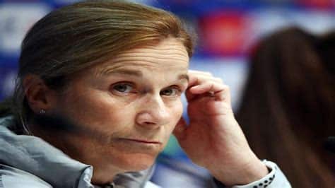 Write informative laconic excerpt under 30 words in mexican spanish for news below. Do not wrap it into quotation marks or html tags. FIFA&apos;s new pay regulations to support female players and coaches through pregnancy, adoption and maternity leave are a big step for women who have struggled to juggle children and career, former United States women&apos;s coach Jill Ellis has said.The regulations -- which were approved unanimously by the FIFA Council earlier this month -- include the minimum 14 weeks paid maternity leave for players being extended to coaches, while players and coaches adopting a child will be entitled to eight weeks paid absence when the adopted child is younger than two.- Stream on ESPN+: LaLiga, Bundesliga, more (U.S.)A female player or coach who is not the biological mother will be granted a minimum of eight weeks family leave.The new regulations will also allow women to receive full pay while absent from training or matches due to menstrual problems, plus encourage teams to allow female players more contact with family while on international duty."[A football career] shouldn&apos;t be exclusive of being a mum or raising a child, it should be inclusive of that," Ellis said."If I didn&apos;t have support around me, I wouldn&apos;t have had the ability to do that and maintain my career."These are big steps and big strides to really normalise the life that we go through as women ... that&apos;s what we want to provide now at every level, the club level, the national team level,  the opportunity for pro players to have the chance to be mums." The former coach guided the USWNT to  World Cup wins in 2015 and 2019, and led FIFA&apos;s Technical Study Group at the 2023 tournament. Under the new regulations, clubs can onboard players outside a registration period to temporarily replace female players who are absent for pregnancy, adoption or family leave, while players returning to football for any of those reasons can be registered outside a registration period.Players will be entitled to receive full pay while absent due to severe menstruation."When you&apos;re playing sport for a living, and in a professional environment, we have to factor in that the female menstrual cycle can also impact on your ability to deliver within your role," FIFA&apos;s Chief Football Women&apos;s Officer Sarai Bareman said."So, it&apos;s important that we protect those that are affected by their menstrual cycles in a way that it doesn&apos;t put at risk their employment situation with their club and, ultimately, their ability to earn money."Member associations will also be encouraged to allow female players to have contact with their families while with their international teams, an important move for mothers, who can be away from their children for as long as six weeks while on World Cup duty."That can have a big toll on the player, mentally, but also on the child," Bareman said. "So, encouraging the member associations to make provision or to allow for those mothers to have children with them during the camp, during the tournament, is a really important step which will support not only female players but all players in our sport."The new updates to the Regulations on the Status and Transfer of Players will go into effect on Saturday. ,FIFA aprueba nuevas regulaciones de pago para apoyar a jugadoras y entrenadoras durante embarazo, adopción y licencia de maternidad. Jill Ellis elogia el avance.