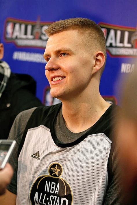 Write informative laconic excerpt under 30 words in mexican spanish for news below. Do not wrap it into quotation marks or html tags. Kristaps Porzingis tuvo una temporada inconsistente y marcada por lesiones. A pesar de esto, Porzingis demostró su talento en los momentos en que estuvo saludable, promediando 20.2 puntos, 8.1 rebotes y 2.3 asistencias por partido. Si Porzingis logra mantenerse saludable, puede ser un jugador clave para los Washington Wizards junto a Bradley Beal y Kyle Kuzma.,Kristaps Porzingis, irregular por lesiones, destaca talento con promedios sólidos. Posible pieza clave para Wizards si mantiene salud. Jugaría con Beal y Kuzma.