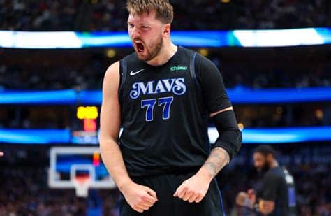 Write informative laconic excerpt under 30 words in mexican spanish for news below. Do not wrap it into quotation marks or html tags. Luka Doncic, jugador de los Mavericks de Dallas, firmó una extensión de contrato de cinco años por $207 millones de dólares en la temporada baja. Doncic tuvo una destacada actuación en los playoffs de la temporada pasada, promediando 35.7 puntos, 10.3 asistencias, 7.9 rebotes y 1.3 robos por juego en la serie de siete partidos contra los Clippers. El base es considerado uno de los favoritos para ganar el premio de Jugador Más Valioso (MVP) en la temporada 2021-2022 y se espera que continúe siendo uno de los máximos referentes de fantasía en la NBA.,Luka Doncic firma contrato multimillonario con Mavericks, destacándose en playoffs. Favorito para MVP y referente en la NBA.