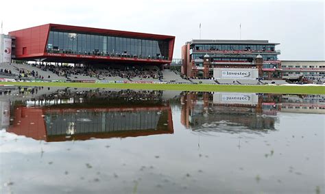 Write informative laconic excerpt under 30 words in mexican spanish for news below. Do not wrap it into quotation marks or html tags. Manchester United chiefs have accepted that Old Trafford "struggled to cope" with what has been described as unprecedented rainfall following the 1-0 defeat to Arsenal on Sunday with sources telling ESPN it is further evidence of why new co-owner Sir Jim Ratcliffe is so keen to develop the stadium.United have said that 41mm of rain fell in the two hours following the final whistle with videos posted on social media showing a large waterfall coming from a leak in the roof between the East Stand and the Sir Alex Ferguson Stand.- Stream on ESPN+: LaLiga, Bundesliga, more (U.S.)There are also images of water cascading underneath seats and running down the windows of executive boxes, as well as large puddles forming on the pitch.Sources have told ESPN that all supporters who attended Arsenal&apos;s win -- which ensured their Premier League title race with Manchester City will go down to the final day of the season -- were able to leave the stadium safely. But there is an acceptance that the issues further highlight the need for United to have an improved stadium.Ratcliffe was at the game on Sunday to see the problems first hand. The 71-year-old British billionaire, who acquired a 27.7% stake in the club in February, would prefer to build a new stadium on land close to Old Trafford, although discussions have also taken place about redeveloping the existing facility.United announced in March that a taskforce has been set up to spearhead the project. It&apos;s being led by Lord Sebastian Coe, former chair of the organising committee for the 2012 London Olympics, and also includes Andy Burnham, Mayor of Greater Manchester, Sara Todd, Chief Executive of Trafford Council, and former United captain Gary Neville.Before kick-off against Arsenal, Ratcliffe held talks with Burnham, Coe and Labour leader Sir Keir Starmer. ,Después de la derrota 1-0 ante Arsenal, se reportaron graves problemas de inundaciones en Old Trafford, evidenciando la necesidad de mejoras en el estadio.