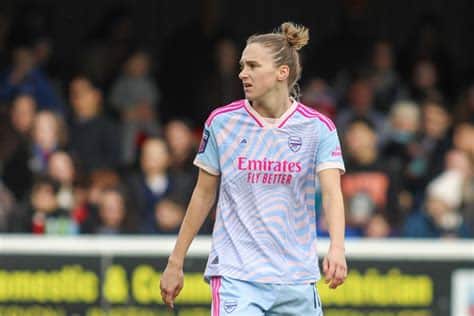 Write informative laconic excerpt under 30 words in mexican spanish for news below. Do not wrap it into quotation marks or html tags. Vivianne Miedema will leave Arsenal when her contract expires summer, the club announced on Monday, with sources telling ESPN that WSL rivals Manchester City is her most likely destination.Miedema has widely been regarded as one of the best players in the world but an ACL injury has marred her since last season and forced her to miss the 2023 Women&apos;s World Cup.- Stream on ESPN+: LaLiga, Bundesliga, more (U.S.)"On behalf of everyone at the club, we thank Viv for her huge contribution towards the success of the team during her seven years with us," Arsenal Sporting Director Edu Gaspar said."Viv&apos;s goals and overall performances as an Arsenal player have been of the highest quality, and she has created so many wonderful memories for us over the years. We wish Viv and her family the best of health and happiness for the future."The 27-year-old joined the north London club in 2017 and went on to score 125 goals and provide 50 assists in her 172 appearances.She is the all-time top-scorer in the WSL, winning the WSL Golden Boot in the 2018-19 and 2019-20 seasons.Director of Women&apos;s Football Clare Wheatley said: "Since joining us in 2017, Viv has taken on a special place in the hearts of our supporters, who I&apos;m sure will have many fond memories of her time at Arsenal. Viv leaves with our best wishes for the future after seven memorable years here." ,Vivianne Miedema dejará al Arsenal al finalizar su contrato este verano, con rumores indicando que Manchester City es su destino probable en la WSL.