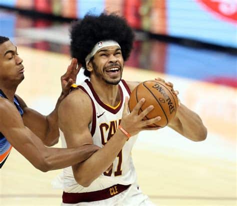 Write informative laconic excerpt under 30 words in mexican spanish for news below. Do not wrap it into quotation marks or html tags. Jarrett Allen es considerado uno de los mejores centers jóvenes de la liga y una piedra angular importante para los Cavaliers de Cleveland. La temporada pasada, Allen promedió 16.1 puntos, 10.8 rebotes y 1.3 bloqueos en 32 minutos por juego. El contrato a largo plazo de Allen con los Cavaliers indica que Kevin Love podría perder minutos en favor del novato Evan Mobley.,Jarrett Allen, promisorio center de los Cavaliers, destaca por su desempeño. Su contrato a largo plazo podría afectar los minutos de Kevin Love.