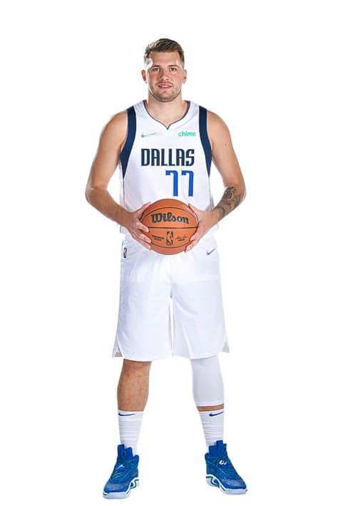 Write informative laconic excerpt under 30 words in mexican spanish for news below. Do not wrap it into quotation marks or html tags. Luka Doncic, jugador de los Mavericks de Dallas, firmó una extensión de contrato por cinco años y $207 millones de dólares. La noticia fue reportada por la fuente X. En la temporada pasada, Doncic promedió 27.7 puntos, 8.6 asistencias, 8.0 rebotes y 1.0 robos por partido. Tuvo un porcentaje de tiro de campo de 47.9% y un porcentaje de tiro de tres puntos de 35.0%. Fue el 14º jugador con mayor producción fantasy por juego. Además, en los playoffs contra los Clippers, promedió 35.7 puntos, 10.3 asistencias y 7.9 rebotes por partido. A pesar de su porcentaje de tiros libres (73.5%) y su ineficiencia desde la línea de tres (31.6%), Doncic es considerado uno de los mejores jugadores fantasy y es favorito para ganar el MVP en la próxima temporada.,Luka Doncic firma extensión millonaria con los Mavericks. Destaca su talento en puntos, asistencias y rebotes, siendo favorito al MVP.