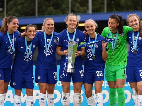 Write informative laconic excerpt under 30 words in mexican spanish for news below. Do not wrap it into quotation marks or html tags. For the fourth season in a row, the Women&apos;s Super League (WSL) title race went down to the last day. And for the fourth time in a row, Chelsea emerged victorious to claim their fifth-consecutive trophy as legendary manager Emma Hayes bowed out in style.Elsewhere, the top six of Manchester City, Arsenal, Liverpool, Everton, and Tottenham all ran out winners to keep the WSL table unchanged from how it stood heading into the last matchday, while Lyon claimed yet another title after the inaugural playoff final in France.- Stream on ESPN+: NWSL, LaLiga, Bundesliga, more (U.S.)Chelsea triumph; Man United abysmalThere are few teams in the world as good as staying the course, grinding through games and getting across the finish line as Emma Hayes&apos; Chelsea. Going into the final game against Man United level on points with Man City, knowing all they needed to do was equal or better their rivals&apos; result to claim the title, the ball was always in the Blues&apos; court. But they signed off in style with a 6-0 thrashing of United at Old Trafford.With club-record signing Mayra Ramírez virtually unstoppable as she came back from injury to lead the charge -- helping herself to two goals in a 4-0 first-half performance -- Chelsea were ruthlessly dominant and achingly clinical. The focus was always going to be on them, and departing manager Hayes in her final game before she takes charge of the USWNT, but it&apos;s hard to get away from just how poor United were.Yes, United&apos;s season was all but done -- they had won the FA Cup last weekend and faced an improbable situation to claim fourth spot from Liverpool -- but their defence offered little resistance and was completely overwhelmed by Chelsea from the early stages.Having taken a big step last season to lean into their defensive core and go toe-to-toe with the top three to finish second, this capitulation against the eventual champions was dire and spoke to how far United have regressed this season.City lose their way in front of goalCity had a chance to win their first WSL title since 2016, but it was always going to require either a Chelsea stumble or a huge scoreline to tip the scales on goal difference.Gareth Taylor&apos;s attack, who had been so consistent this year, needed to be at their best in Villa&apos;s box but looked lost without injured WSL top-scorer Bunny Shaw to lead the line. Mary Fowler&apos;s opener could have opened the floodgates, but Villa&apos;s defence stayed compact and with Anna Leat resolute between the sticks, City couldn&apos;t find their finishing touch to add the goals they needed.Lauren Hemp did eventually find a winner to seal a 2-1 victory, but the title battle had already been lost based on events at Old Trafford. Unlike Chelsea, City don&apos;t have the history of fighting and scrapping -- the season they won the title was one they went through unbeaten -- and if they want the same type of success the men&apos;s team have found, they need to develop a winning mentality.Villa, for their part, did well to withstand the pressure from the visitors but were unable to give manager Carla Ward the send-off she deserved. The club have come far under her leadership over the last few years but, with her successor yet to be announced, are heading into a period of uncertainty.Arsenal finish on a highThe Jonas Eidevall era at Arsenal has seen many good results and performances, as well as some silverware, but it&apos;s also been deeply inconsistent -- one of the reasons the Gunners finished five points adrift in third.In a season which has seen record crowd growth for the London team and a Conti Cup title, Arsenal were rampant in their final game, beating a forlorn Brighton 5-0 in club-legend Vivianne Miedema&apos;s last game. It was one-way traffic after Alessia Russo&apos;s first-half double and Miedema was able to get herself on the scoresheet one final time at Borehamwood with her first touch after coming off the bench, before setting up Frida Maanum late on to remind everyone of her quality.Although it&apos;s clear she isn&apos;t in Eidevall&apos;s plans, the club and manager have now reached a potential crossroads. Questions have been raised over why Arsenal weren&apos;t interested in keeping the 27-year-old, who is set to reach her peak after recovering from long-term injury, around next season and they will have to make some strides to close the gap on the top two.Brighton, meanwhile, have struggled after a summer of heavy recruitment and investment and, after the sacking of Melissa Phillips in February, haven&apos;t looked settled under interim manager Mikey Harris. For a team who had lofty goals, it looks like a return to the drawing board is needed if they want to compete at the top level.Liverpool cement fourthOver the years there have been plenty of teams out of reach of the traditional top three (Chelsea, Arsenal, Man City) but pushing to finish in the top four, before slipping back the following season. While Man United have consistently set themselves apart from the rest, Liverpool are now well placed to make it a five-horse race.In just their second season back in the WSL, Matt Beard&apos;s Reds had a solid campaign to finish fourth and their 4-0 win over Leicester City showed as much about them as the opposition. Ahead early through Sophie Román Haug, they didn&apos;t find a cushion until after the hour when Leanne Kiernan came on and fired in a hat trick. There is still a long way to go for the Merseysiders to regularly challenge those above them, but their growth has been substantial.The match also marked Leicester&apos;s eight consecutive game without a win and, although relegation never really threatened the Foxes, it was a forgettable end to the season for a team with sizable potential. How they rebound following the dismissal of Willie Kirk in April could define their term future.Spurs claim first win of the monthFollowing the disappointing FA Cup final loss to Man United, and a narrow 1-0 defeat to Chelsea in midweek, it was key for Spurs to end what has been a noteworthy campaign on a high. And, after a 3-1 win over West Ham United, it feels like a lot of the pieces are in place for manager Robert Vilahamn next season. Bethany England&apos;s half-volley in the fourth minute opened the scoring and after West Ham&apos;s equaliser they found a way back through Jess Naz, before Drew Spence scored the goal of the day with a rocket from range. Sixth place and 31 points certainly feels like a success after last season&apos;s struggles against relegation netted them 18.For second-from-bottom West Ham, it&apos;s hard to see the season in much of a positive light. There has been improvement as Rehanne Skinner added some talent to the team but with four managers and six campaigns in the WSL behind them, there is a question over their long-term sustainability in the top flight.Toffees deepen Robins&apos; miseryAlready relegated after a bruising return to the WSL saw them finish with one win and six points in total, there was little Bristol City could do when Everton turned up with their shooting boots on to seal a 4-0 win. It was a convincing win for Brian Sørensen&apos;s team, with four different scorers, and a nod to what is possible under the Danish manager, whose hands have been tied by significant injury issues all season.But it was an unhappy punctuation mark at the end of a long season for Lauren Smith. The Robins are a cautionary tale for any team promoted from the Championship as the gulf between the two leagues only seems to be growing.Lyon claim 17th titleFrance&apos;s Division 1 Féminine wrapped up on Friday with its&apos; first playoff final to decide the league winner. Ultimately there were few surprises, either over who was in the final -- Lyon and PSG both came through semifinals against fourth-placed Stade de Reims and third-placed Paris FC respectively -- or Lyon&apos;s eventual 2-1 win.It was the 17th time in 18 seasons that Lyon have lifted the title (PSG in 2021 the only outlier) as Delphine Cascarino rubberstamped her return to form with the opening goal before former PSG star Kadidiatou Diani added quick-fire second. Tabitha Chawinga&apos;s second-half strike gave PSG some hope, but Lyon did what they do so well and closed out the game.For Lyon, the match may act as a useful warm-up ahead of their Champions League final against Barcelona on Saturday evening, although the Catalans will be a very different prospect to face. ,La cuarta temporada consecutiva de la Women's Super League concluyó con Chelsea como campeón, inclyendo otro título consecutivo con Emma Hayes al mando. Lyon también se coronó en Francia.