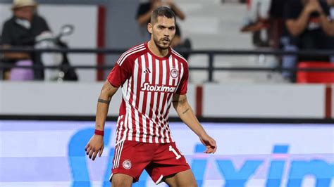 Write informative laconic excerpt under 30 words in mexican spanish for news below. Do not wrap it into quotation marks or html tags. Inter Miami CF defender Nicolás Freire is expected to miss the remainder of the 2024 MLS season after suffering an injury to his right ACL in the second half of Saturday&apos;s 1-0 win over D.C. United.The player will undergo surgery at Baptist Health and receive a more specific recovery timeline following the procedure.- Stream on ESPN+: LaLiga, Bundesliga, more (U.S.)Freire joined Inter Miami on loan from Liga MX side Pumas ahead of the 2024 campaign, making 10 appearances before the ACL tear.The defender joins the long list of injured players at Inter Miami this season, including Facundo Farías, Federico Redondo, Diego Gómez, Ian Fray and Robbie Robinson. Benjamin Cremaschi, Lionel Messi, Jordi Alba, Sergii Kryvtsov, Robert Taylor and Leonardo Campana have also spent time on the sidelines in 2024.Earlier this season, the team saw as many as seven players unavailable for selection due to injuries."The totality of the injuries have not been exclusively muscular," manager Gerardo Martino said on April 19. "There&apos;s the case of Federico Redondo with his knee injury, and Benjamin Cremaschi with the Pubis surgery, and more I may be forgetting."We have a game every four days. I&apos;m sure as the season goes on we&apos;ll look to review if the preseason played a part in this to modify."Miami did an audacious round-the-world tour in its preseason including stops in Argentina, Japan, Saudi Arabia and El Salvador.Despite the injuries, Inter Miami continues to lead the Eastern Conference table with 31 points from 15 games and a 9-2-4 record. ,El defensa Nicolás Freire de Inter Miami CF se perderá el resto de la temporada de la MLS 2024 debido a una lesión en el ligamento de la rodilla derecha.