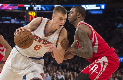 Write informative laconic excerpt under 30 words in mexican spanish for news below. Do not wrap it into quotation marks or html tags. Kristaps Porzingis ha tenido un desempeño consistente en su carrera en la NBA, promediando al menos 1.5 triples y 1.5 bloqueos por partido en cuatro de sus seis temporadas. A pesar de su habilidad, Porzingis ha tenido dificultades para mantenerse saludable, perdiéndose un número significativo de partidos cada temporada, incluyendo solo 51 juegos la temporada pasada. Aunque sus números son impresionantes cuando está en el campo, los gerentes de fantasía deben tener en cuenta el historial de lesiones de Porzingis al considerarlo en sus draft, ya que ha tenido dificultades para mantenerse en la cancha.,Kristaps Porzingis destaca en la NBA con triples y bloqueos, pero enfrenta problemas de lesiones que podrían afectar su desempeño y disponibilidad para fantasía.