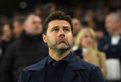 Write informative laconic excerpt under 30 words in mexican spanish for news below. Do not wrap it into quotation marks or html tags. The moment has almost arrived for Chelsea to prove they are a serious football club. Once this season ends, their decision on Mauricio Pochettino&apos;s future as head coach will tell us whether club co-owners Todd Boehly and Behdad Eghbali have learned the lessons of their chaotic two years in charge or if they remain lost in their own version of fantasy football.Pochettino is almost at the halfway stage of his two-year contract at Stamford Bridge, but the former Tottenham Hotspur and Paris Saint-Germain coach still has no idea whether he will be around to complete the full terms of his agreement.- Stream on ESPN+: LaLiga, Bundesliga, more (U.S.)Just last week, Pochettino urged his Chelsea bosses to put a stop to the "stupid rumours" about his position after admitting the only updates he gets about his situation are from what he hears and reads in the media."If I have one more year on my contract here, and no one says nothing, suppose that I am going to be here," Pochettino told a news conference. "We don&apos;t know at the moment. I suppose I have one more year on my contract and that I am going to be here."Boehly and Eghbali could easily banish the doubts over Pochettino by giving an answer, one way or another, to the question of whether he will still be in charge of the team next season. But the ongoing uncertainty only points to a bigger question about what they actually want or expect as owners.They probably expect much more from their £1 billion-plus investment in the playing squad than a late-season surge into contention for Europa League qualification. However, considering where Chelsea were when Pochettino arrived last summer, the team&apos;s trajectory right now should be a pointer towards a brighter future.This time last year, Chelsea were heading to a 12th-place finish in the Premier League, 27 points adrift of the top four, as Boehly and Eghbali&apos;s disastrous first year as owners ended with Pochettino becoming their fourth manager in that short space of time. They fired Champions League-winning coach Thomas Tuchel less than a month into their first season at the helm, replacing him with Graham Potter. But the former Brighton & Hove Albion boss only lasted eight months in the job before he was sacked and former manager Frank Lampard returned to see out the final 11 games of the season.And while last summer saw another bout of heavy spending (over £400 million) on some of the brightest young talent in the game -- including Moisés Caicedo, Romeo Lavia, Christopher Nkunku and Cole Palmer -- it also coincided with the exits of a group of experienced players including Kai Havertz, Mason Mount, Mateo Kovacic, N&apos;Golo Kanté, César Azpilicueta, Christian Pulisic and Kalidou Koulibaly. Pochettino walked into a football club that resembled a washing machine on a top-speed cycle. The club was destabilised by new ownership, managerial churn and a policy, driven by the new owners, of replacing proven, experienced performers with youngsters yet to fulfil their potential.Perhaps Pochettino misjudged the size of the task he faced. The 52-year-old has rarely looked happy in his role, with tentative progress often halted by a heavy defeat. He has also had to deal with an unhappy fan base that has, at times, protested against the new owners, called for the return of former manager José Mourinho and shown little obvious warmth towards Pochettino due to his previous association with bitter rivals Tottenham. But despite all of that, and long-term injuries to Lavia and Nkunku, Pochettino has guided Chelsea to the Carabao Cup final, the FA Cup semifinals, and could yet secure a top-six finish and qualification for Europe this season.Momentum is an often-overlooked commodity in football, but compared to Ange Postecoglou at Spurs and Erik ten Hag at Manchester United, Pochettino and Chelsea are ending the season in much more convincing fashion. They have lost just once in their last 12 Premier League games -- albeit a 5-0 humiliation at Arsenal last month -- and have just secured some local pride with back-to-back wins against London rivals Spurs and West Ham United. With three games to go -- against Nottingham Forest, Brighton and Bournemouth -- Chelsea could yet end the season as high as fifth. Palmer, a £42.5m summer signing from Manchester City, has been one of the Premier League&apos;s stars of the season with 21 goals and nine assists from 31 games.So why are Boehly and Eghbali so reluctant to end the speculation over Pochettino&apos;s future by making it clear that he will be in charge next season? Did they really expect more considering the mess that Pochettino walked into last summer?When they hired Pochettino, he arrived with a reputation as a coach who works well with young players and is able to mould them into a formidable team, as he did at Spurs. But young teams are often compromised by inexperience and naivety, especially when they lack senior players around them. That glaring deficiency in the squad was caused by the owners&apos; chaotic recruitment rather than the choices of Pochettino, or coaches Lampard, Potter and Tuchel before him.Considering the obstacles he has had to overcome, a top-six finish would be little short of a football miracle. Pochettino shouldn&apos;t be wondering whether he will still be in a job once this campaign ends. If Boehly and Eghbali really expected more than Pochettino has delivered so far, the naivety that has cost Chelsea on the pitch this season is clearly also a big problem in the boardroom. ,Chelsea está a punto de demostrar su seriedad como club de fútbol. La decisión sobre el futuro de Pochettino como entrenador revelará si los dueños han aprendido de su caótico pasado.