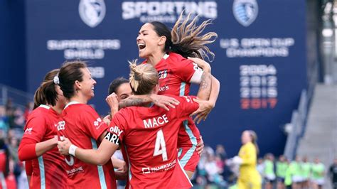 Write informative laconic excerpt under 30 words in mexican spanish for news below. Do not wrap it into quotation marks or html tags. It&apos;s Monday, and another week of NWSL action is in the books, which means it&apos;s time for ESPN&apos;s Power Rankings.Our rankings are derived from a combination of key season statistics (points per game, goal differential, expected goal differential), recent performance, the Opta computer ratings and the observations of our writers.Who&apos;s climbing the table? Who&apos;s in free fall? Our writers and statistical models have ranked all 14 clubs in the league after matchday eight. Let&apos;s dive in.- Stream on ESPN+: NWSL, FA Cup & more (U.S.) 2. Orlando PridePrevious ranking: 4Next match: Saturday vs. Bay FC, 7:30 p.m. ETWith their team top of the actual NWSL table and the only undefeated one left outside of the Current, Orlando fans can have a legitimate gripe with their squad&apos;s spot in second in these rankings. Barbra Banda is scoring an utterly absurd 1.25 goals per 90 minutes and the defense continues to be the best in the league in terms of non-penalty expected goals allowed. The Pride are legit, folks. 3. Portland ThornsPrevious ranking: 4Next match: Saturday vs. Seattle Reign FC, 10 p.m. ETThat wild 5-4 loss on opening weekend seems like a long time ago, doesn&apos;t it? Portland is now on a four-game winning streak and earned its most impressive win of 2024 on Saturday against the Washington Spirit. The Thorns&apos; play against the ball is still a concern, but they are the only team in the league that has scored two or more goals in each of their past four games. 6. NJ/NY Gotham FCPrevious ranking: 10Next match: Wednesday at Houston Dash, 8 p.m. ET We&apos;re all still trying to figure out exactly what this Gotham team will look like in 2024, given all of their injury issues. But wins like the one against North Carolina over the weekend serve as a reminder of just how high their floor is. You don&apos;t have Lynn Williams in your squad and just fade into the night.Previous ranking: 7Next match: Friday vs. Washington Spirit, 8 p.m. ET Look, there&apos;s no shame in conceding a goal to Banda or in losing to Orlando right now. Both of those things happened for Louisville on Sunday. Without Savannah DeMelo (concussion) and with both Jaelin Howell and Reilyn Turner starting this one on the bench, there simply wasn&apos;t a ton of firepower in the spine. 8. Chicago Red StarsPrevious ranking: 8Next match: Sunday vs. Utah Royals FC, 5:30 p.m. ETWhile their midweek matchup with the Spirit was a game to forget, a pragmatic victory against Bay FC on Sunday set a solid blueprint for this team as they march through 2024. There weren&apos;t a ton of frills for the Red Stars with 41% possession, but a nice bit of direct play on Penelope Hocking&apos;s goal pushed Chicago toward a result. 9. Seattle Reign FCPrevious ranking: 12Next match: Wednesday vs. Kansas City Current, 10 p.m. ETSeattle prevailed in a red-card-riddled matchup with the San Diego Wave on Friday, despite playing with 10 for all but nine minutes of the game. There&apos;s no ill a misplay from the opposing goalkeeper and a set-piece goal can&apos;t fix, though. 10. San Diego Wave FCPrevious ranking: 6Next match: Wednesday vs. Utah Royals FC, 10 p.m. ET That opposing goalkeeper? Well, that was Kailen Sheridan, whose turnover in buildup helped Seattle level things in the first half. Savannah McCaskill was the only one of San Diego&apos;s four attacking dynamos -- Jaedyn Shaw, Maria Sanchez, Alex Morgan, and McCaskill -- to start Friday. It&apos;s hard to win games without your best players (and when you make game-changing mistakes). 11. Angel City FCPrevious ranking: 9Next match: Sunday vs. Houston Dash, 7:30 p.m. ETAngel City got the job done against Utah on Friday, but with just five shots against Utah, it&apos;s fair to have questions about Angel City&apos;s attack right now. Now, two of those shots found the back of the net thanks to a Sydney Leroux goal and Claire Emslie&apos;s penalty kick. But there&apos;s room for more. 12. Bay FCPrevious ranking: 11Next match: Saturday at Orlando Pride, 7:30 p.m. ETUntil Bay fix their defensive issues, their efforts to be a fun, free-flowing possession team won&apos;t amount to much. Their crooked offside line for Chicago&apos;s opener Sunday set a poor tone for a team in a tough spot. 14. Utah RoyalsPrevious ranking: 14Next match: Wednesday at San Diego Wave FC, 10 p.m. ET We&apos;re still waiting on that second win for the Utah Royals. They haven&apos;t picked up three points in a single contest since a victory over the Courage got them on the board back in March. Utah continue to look flat and didn&apos;t produce enough in a 2-1 loss to Angel City on Friday. ,Para ESPN, la actualidad de la NWSL se refleja en las Power Rankings, donde se destaca el rendimiento de los equipos en la liga femenina de EE. UU.