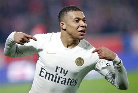 Write informative laconic excerpt under 30 words in mexican spanish for news below. Do not wrap it into quotation marks or html tags. French President Emmanuel Macron said on Saturday he hoped Kylian Mbappé would play in this year&apos;s Paris Olympic Games.The France striker confirmed on Friday that he would leave Paris Saint-Germain and he has been strongly linked with a move to Real Madrid."I have no particular comment to make other than the fact that I am counting upon Real Madrid to free up Kylian for the Olympic Games so he can play with the French team," Macron said in a video posted on his X account.- Stream on ESPN+: LaLiga, Bundesliga, more (U.S.)Macron made a similar statement last month, saying at that time: "I think that European clubs need to play the game so that we can put on a great show."Mbappé said he wanted to play at the Olympics in a news conference ahead of France&apos;s game against Germany in March, though he added that "it doesn&apos;t depend on me."Mbappe, 25, has played 77 times for France and scored a goal in the 2018 World Cup final against Croatia to help his team win the trophy. ,El presidente de Francia, Emmanuel Macron, espera que Kylian Mbappé participe en los Juegos Olímpicos de París este año. Mbappé confirmó su salida del PSG y su posible traspaso al Real Madrid.