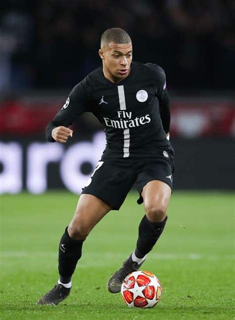 Write informative laconic excerpt under 30 words in mexican spanish for news below. Do not wrap it into quotation marks or html tags. Paris Saint-Germain coach Luis Enrique said he was proud to have had Kylian Mbappé in his team and understood the club&apos;s all-time leading scorer&apos;s decision to end his seven-year stay.Mbappé, whose contract expires this season, announced his departure in a video on Friday after months of speculation about his future. The announcement brings Real Madrid closer to ending their yearslong pursuit of the France international, who is widely regarded as one of the best players in world football.- Stream on ESPN+: LaLiga, Bundesliga, more (U.S.)"All I can say is marvellous things about Kylian Mbappé as a footballer and person," Enrique told reporters on Saturday."I understand his decision. He has been here for seven years and as a club legend. He has given everything to this club, and this club has given him everything as well. I wish him all the best for the future."I have been proud to have him in this team. He has helped us and is a leader, and he has done so with a smile on his face."But losing Mbappé, who has scored 255 goals for PSG in all competitions and won six Ligue 1 titles with them, will not change things at the club, according to Enrique."These are things that we have known for a long time... it was only made public yesterday," the coach said. "But it doesn&apos;t change anything in terms of our general outlook. Everything will stay the same."Regardless of those who are here or who are absent, my aim is to be stronger next season."Enrique said exiting the Champions League after losing to Borussia Dortmund in the semifinals still hurt and it was important for PSG to end the season by winning the French Cup final against Lyon on May 25."PSG will continue to be a great team and we&apos;ll get even better. We will bring in players with strong mentality and players who identify with the club... that&apos;s how life works," he added.PSG, who have won the Ligue 1 title for the third time in a row, host 12th-placed Toulouse on Sunday, which will be Mbappé&apos;s last home game for them. ,Luis Enrique, entrenador del PSG, elogió a Mbappé tras anunciar su salida. El club se prepara para la final de la Copa francesa y enfocarse en fortalecerse sin él.