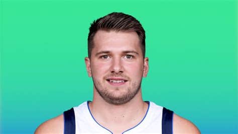 Write informative laconic excerpt under 30 words in mexican spanish for news below. Do not wrap it into quotation marks or html tags. Luka Doncic, jugador de los Mavericks, firmó una extensión de contrato de cinco años por $207 millones en la temporada baja. Doncic promedió 27.7 puntos, 8.6 asistencias, 8.0 rebotes y 1.0 robos en la temporada 2020-2021, alcanzando la clasificación número 14 en producción de fantasía por juego. En la serie de playoffs contra los Clippers, Doncic tuvo un desempeño impresionante, promediando 35.7 puntos, 10.3 asistencias, 7.9 rebotes y 1.3 robos por juego.,Luka Doncic firma extensión de contrato multimillonaria con los Mavericks tras sobresaliente desempeño en temporada y playoffs contra los Clippers.