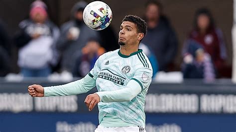 Write informative laconic excerpt under 30 words in mexican spanish for news below. Do not wrap it into quotation marks or html tags. In many respects, March 24, 2023 looked like just another game for the United States men&apos;s national team. Weston McKennie and Ricardo Pepi tallied twice, Christian Pulisic added a goal and two assists, and the Americans beat Grenada 7-1 to move to the top of Group D in the Concacaf Nations League.In one respect, however, the match was unlike any other in history. For the first time since Major League Soccer&apos;s launch in 1996, the red, white, and blue game-day roster did not feature a single player from the U.S. first division. Atlanta United&apos;s Miles Robinson, the only MLS player to even make the training camp roster for those games, was left off the 23-man matchday squad because of injury and looking at where American players play, it&apos;s unlikely this will be the last time such an occurrence happens.In a sense, the impact of current MLS players on the U.S. national team is waning. At the 1998 World Cup, 16 of the 22 players came from MLS. In 2002 and 2006, that number was 11 out of 23. In Qatar? Just nine of 26 players came from the first division, with only Nashville SC&apos;s Walker Zimmerman playing more than 45 minutes.- Stream on ESPN+: LaLiga, Bundesliga, more (U.S.)Now, this isn&apos;t to say that MLS (and USL Championship) aren&apos;t having an effect on the senior national team. They clearly are, especially as the majority of those called up started their careers in MLS or the development academies. U.S. head coach Gregg Berhalter pointed to the growth of the league as a key element in the development of the player pool."MLS is a critical step in everything that we&apos;re doing in U.S. Soccer," Berhalter said in a November interview with Telemundo. "When you see the amount of investment that the owners have made in Major League Soccer, and actually soccer in America, it&apos;s a great thing. The reason why we are where we are is because of the investment from MLS,""We don&apos;t get hung up on where the players are coming from. We&apos;re looking at how we grow this team, grow the player pool, and give experience to a broad selection of players."Consider this: 17 of the 26 players on the 2022 World Cup roster played for an MLS NEXT academy, while 20 of the 21 men on the 2023 FIFA U-20 World Cup roster were, or had been, in an MLS academy. Additionally, 14 players with USL or League One experience made that U-20 roster including Joshua Wynder, who has since moved to Portuguese side Benfica in the USL&apos;s first seven-figure transfer.It&apos;s a strange spot for MLS and, to a lesser extent, USL. The league needs to move its best young players along to other clubs and reinvest the money in player development, a virtuous cycle that also means talented young Americans will end up playing overseas. While 2023 saw homegrown players set a record, with 174 playing 168,163 minutes across 2,829 games, three aging defenders -- Matt Miazga, Tim Parker, and Zimmerman -- were the only Americans on the Best XI team. The top three MVP candidates -- FC Cincinnati playmaker Luciano Acosta, LAFC winger Dénis Bouanga and Atlanta United midfielder Thiago Almada -- came from abroad, with no American winning the league&apos;s MVP since Mike Magee in 2013.An emerging league is, almost by definition, a place where the most talented young players leave and that is, for now at least, a feature not a bug."All of the work that we do day to day is focused on giving opportunities for our players to reach their full potential, whether it&apos;s in the academy or the first team, so that eventually some of them become high-level players in MLS," Charles Altchek, president of MLS NEXT Pro, said in an interview with ESPN. "Whether they stay in MLS or end up moving around the world depends on where they are in their lifecycle as a player, what they want to achieve and where they want to be."USL is adopting this same philosophy: they want to be a place where Americans start a career, not finish it."I feel very strongly that the most valuable currency in soccer for player development is firstly in playing minutes, especially meaningful and competitive games in front of thousands of fans," USL head of global football development and sporting director Oliver Wyss said during a phone call with ESPN."Our clubs are ideally positioned to provide this environment and the full pathway that already has and will have an even bigger direct impact on developing the next generation of U.S. national team players and also allow the USL to become a bigger player in the global transfer market.""I encourage all of our teams to look at our top players as assets, and not as expenses. Ultimately, if these assets can be transferred to Europe, and you get a six- or seven-figure transfer amount plus a future sell-on percentage, the return of investment on these players is going to be significant for a club."The growth of domestic leagues means there&apos;s more opportunity than ever before for Americans to see the field, but there&apos;s also more competition. The trend for MLS clubs seeking quality is to target players in their mid-20s. In other words, men in their prime who are also depreciating assets in a sport that prioritizes youth and potential.While this is good for the level of play, it&apos;s not great for younger Americans trying to break through who can see opportunities to get on the field blocked by these expensive acquisitions. As a result, the percentage of minutes played by Americans in MLS has decreased even though available minutes have increased because of league expansion. One worthwhile comparison is Japan, a footballing country in a similar place to the U.S. in this regard.Tom Byer, a man who has had a significant impact on the development of soccer in the Asian nation, offered an observation during an interview. "With Japan, the majority of the national team players play in Europe, but the gap between those best players in Europe and the players in the J.League is tiny," he said. "Almost no Japanese player makes it over to Europe to play until they&apos;ve played about 150 professional games in the J.League."Closing the gap should, and is, a goal of MLS, and one that it&apos;s slowly achieving. But the truth is, at the end of the day, it&apos;s neither MLS nor the USL&apos;s job to make the U.S. men&apos;s national team better. They are three separate and distinct entities with their own goals and metrics for success. Still, there&apos;s the reality that what&apos;s good for one is good for the other -- a strong tide raises all boats, or something like that -- and there&apos;s a World Cup not too far away across all of North America."When the national team is successful, it&apos;s good for soccer fans in this country and for MLS," Altchek said. "That&apos;s why we&apos;ve worked really closely with the Federation for decades now on providing those opportunities for players and working with them on call-ups and releasing players for different competitions.""We want the U.S. to win the 2026 World Cup or at least go farther than they&apos;ve ever gone before. Having the men&apos;s national team there with a bunch of players who played or are playing in MLS will be icing on the cake." ,Estados Unidos vence a Granada 7-1 con McKennie, Pepi y Pulisic destacando. MLS y USL siguen influyendo en selección nacional. La liga busca impulsar a jóvenes talentos.