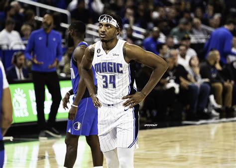 Write informative laconic excerpt under 30 words in mexican spanish for news below. Do not wrap it into quotation marks or html tags. El jugador Wendell Carter Jr. tuvo la mejor temporada de su carrera con los Orlando Magic. En promedio, Carter Jr. registró 15.0 puntos, 10.5 rebotes y 2.8 asistencias por partido en 29.8 minutos de juego. A pesar de sus deficiencias defensivas, se espera que Carter Jr. mantenga consistentes números de 15 y 10 en la próxima temporada.,Wendell Carter Jr. brilló con Orlando Magic, promediando 15.0 puntos, 10.5 rebotes y 2.8 asistencias por partido. Se prevé su continua producción ofensiva.