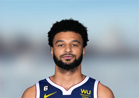 Write informative laconic excerpt under 30 words in mexican spanish for news below. Do not wrap it into quotation marks or html tags. - Jamal Murray, jugador de baloncesto de los Denver Nuggets, se perdió toda la temporada pasada debido a una lesión en el ligamento cruzado anterior de la rodilla. - Murray tuvo su mejor temporada en 2020-2021, promediando 21.2 puntos, 4.8 asistencias y 4.0 rebotes por partido. - A pesar de jugar como base, Murray enfrenta un techo de asistencias relativamente bajo debido al papel ofensivo de Nikola Jokic en el equipo. Su capacidad para lanzar triples de alta eficiencia (2.7 aciertos por partido) y terminar en la canasta a un nivel élite lo convierten en un jugador valioso. - Los gerentes de fantasía deben tener precaución al seleccionar a Murray debido a su tiempo de inactividad y necesidad de recuperarse de la lesión, pero su potencial de rendimiento es claro. - Murray sufrió una lesión en el ligamento cruzado anterior en abril de la temporada pasada, lo que pone en duda su relevancia para la próxima temporada. - Aunque es posible que Murray regrese en enero, su producción fantasy será incierta. Se recomienda seguir de cerca las noticias sobre su recuperación antes del draft. - A pesar de su lesión, Murray tuvo una destacada actuación en los playoffs de la temporada 2019-2020, promediando 26.5 puntos, 6.6 asistencias y 4.8 rebotes por partido. - Murray es considerado uno de los jugadores jóvenes con mayor proyección en la liga y su incorporación a un equipo en crecimiento como los Nuggets lo convierte en una opción a tener en cuenta en el draft de fantasía. - A lo largo de su carrera, Murray ha mostrado mejoras en su rendimiento en puntos, asistencias, rebotes y minutos por partido. Su capacidad para anotar triples y tiros libres con eficacia lo hace aún más valioso. - Se espera que Murray sea el base titular de los Nuggets esta temporada, lo que le dará más tiempo de juego y oportunidades ofensivas. - A pesar de tener un papel secundario detrás de Jokic, Murray es una amenaza ofensiva legítima y tiene potencial para ser un jugador Fantasy de alto nivel. - Murray fue seleccionado en la séptima posición del draft de la NBA en 2016 y se espera que compita por minutos con jugadores como Gary Harris, Will Barton y Wilson Chandler. Su capacidad para jugar tanto en el perímetro como en la posición de base le brinda versatilidad al equipo. - Murray es una opción interesante en formatos de dynasty, pero su valor en ligas de una sola temporada depende del tiempo de juego y de su papel en el equipo. - A pesar de la competencia en el backcourt de los Nuggets, Murray tiene potencial a largo plazo y puede ser una selección valiosa al final de los drafts de una sola temporada.,Jamal Murray, estrella de los Nuggets, se recupera de una lesión en el ligamento cruzado anterior. Su potencial en Fantasy es prometedor pero incierto.