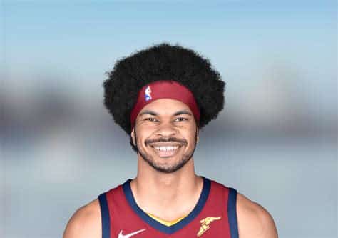 Write informative laconic excerpt under 30 words in mexican spanish for news below. Do not wrap it into quotation marks or html tags. Jarrett Allen es considerado uno de los mejores centros jóvenes de la liga y una pieza clave para los Cavaliers. Promedió 16.1 puntos, 10.8 rebotes y 1.3 bloqueos por partido la temporada pasada. A pesar de su habilidad, Allen se encuentra limitado en su producción debido a la presencia de otros jugadores como Darius Garland, Collin Sexton y Kevin Love en la ofensiva de los Cavaliers. La temporada pasada, Allen registró un impresionante 67.7% de efectividad en tiros de campo, pero su capacidad de tiro libre ha ido disminuyendo en los últimos años.,Jarrett Allen, centro joven destacado de los Cavaliers, aportó 16.1 puntos y 10.8 rebotes por partido la temporada pasada, aunque limitado por otros jugadores en la ofensiva.