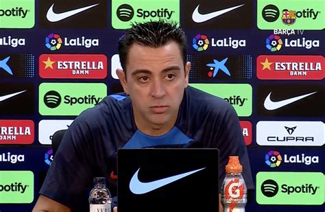 Write informative laconic excerpt under 30 words in mexican spanish for news below. Do not wrap it into quotation marks or html tags. Barcelona coach Xavi Hernández has said he accepts the club&apos;s decision to sack him but he would like to have departed in other circumstances.Barça president Joan Laporta told Xavi on Friday that he would not continue beyond Sunday&apos;s final game of the season away at Sevilla, with sources telling ESPN that Hansi Flick will replace him.- Stream on ESPN+: LaLiga, Bundesliga, more (U.S.)"I spoke with the president and he transmitted to me his reasons for considering the need for a change," Xavi said in a news conference on Saturday, although he would not elaborate on the motives given by Laporta."All I can do is accept it and respect it. He&apos;s the one who makes the decisions at the club. We shook hands, hugged and wished each other the best. I will be another fan in the stands now."The decision was made thinking of the club&apos;s [best interests] because they believe a change of direction is needed."I have remained motivated, hungry and ambitious until now. I believe in the squad, that we could do big things with small changes, but it was not to be." ,El entrenador del Barcelona, Xavi Hernández, acepta su despido y lamenta no haberse marchado bajo otras circunstancias. Joan Laporta le comunicó la decisión de no seguir más allá del partido contra el Sevilla.