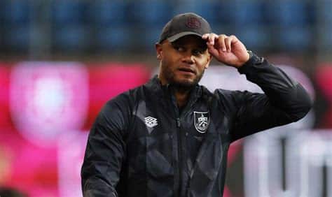 Write informative laconic excerpt under 30 words in mexican spanish for news below. Do not wrap it into quotation marks or html tags. Burnley and Bayern Munich have agreed a deal in principle for manager Vincent Kompany, a source has told ESPN.Kompany, 38, is set to sign a three-year deal at the Allianz Arena as a replacement for Thomas Tuchel.- Stream on ESPN+: LaLiga, Bundesliga, more (U.S.)Bayern are set to pay Burnley around £10 million ($12.7m) in compensation. The framework of a deal has been agreed after a week of talks between the two clubs.Kompany, who signed a contract extension at Turf Moor in May 2023, has already verbally accepted an offer from the Bundesliga side. It will be the former Manchester City defender&apos;s third managerial appointment following spells at Anderlecht and Burnley.He won promotion to the Premier League in his first campaign at Turf Moor but finished 19th this season as Burnley were condemned to an immediate return to the Championship.Bayern have turned to Kompany after a string of rejections during their search for Tuchel&apos;s replacement. Xabi Alonso, Julian Nagelsmann and Ralf Rangnick all turned down the opportunity to take over. Negotiations with Tuchel to stay on also broke down.Bayern have suffered a disappointing season, finishing outside to the top two in Germany for the first time since 2011. They reached the Champions League semifinal, but were edged out over two legs by Real Madrid. ,El Bayern Munich llega a un acuerdo en principio con el entrenador Vincent Kompany para reemplazar a Thomas Tuchel, pagando a Burnley cerca de £10 millones.