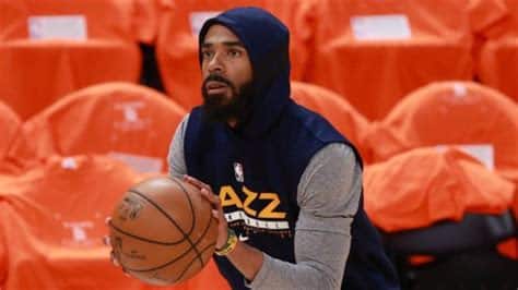 Write informative laconic excerpt under 30 words in mexican spanish for news below. Do not wrap it into quotation marks or html tags. Mike Conley podría abandonar los Utah Jazz antes del inicio de la temporada de la NBA Conley promedió 16.2 puntos y 6.0 asistencias en su segunda temporada con los Jazz Las lesiones siguen siendo una preocupación para Conley, quien se perdió más de 20 partidos en cada una de sus dos temporadas con Utah,Mike Conley, posible salida de los Utah Jazz antes del inicio de la NBA. Lesiones persisten, afectando su desempeño en el equipo.