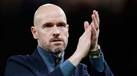 Write informative laconic excerpt under 30 words in mexican spanish for news below. Do not wrap it into quotation marks or html tags. LONDON -- Erik ten Hag said "I don&apos;t know" when asked whether he has a future at Manchester United following their FA Cup final win against Manchester City on Saturday, but his body language as he cradled the trophy in front the club&apos;s supporters hinted at what he really knew following months of speculation that he will be replaced as manager this summer. This should have been his finest hour since arriving from Ajax two years ago, but it seems likely to be his last one, too.Ten Hag patted the United crest on his club blazer as though touching his heart and then waved to the fans in several directions. If it wasn&apos;t an emotional farewell, it was certainly a strange way to celebrate winning a second trophy in two seasons as manager.Prior to that, the 54-year-old had embraced his players individually at the final whistle, but they weren&apos;t celebratory hugs, more expressions of thanks, consoling pats on the back. His chats with Harry Maguire and Luke Shaw, the two England defenders who missed the 2-1 Wembley win against City due to injury, looked like a parent telling a child that everything would be OK in the future.There was less personal warmth with Sir Jim Ratcliffe, United&apos;s minority owner, as Ten Hag collected the cup in the Royal Box. A business-like handshake is probably the best way to describe it.- Stream on ESPN+: FA Cup, LaLiga, Bundesliga, more (U.S.)The backdrop to the post-match scenes was provided by the pre-match build-up. One report on Friday stated that Ten Hag would be fired by United regardless of the outcome of the Cup final.Eight years ago, Louis van Gaal suffered the same fate, with the former Ajax, Barcelona and Bayern Munich coach dismissed within 48 hours of a 2-1 win against Crystal Palace and replaced by Jose Mourinho. If the same happens to Ten Hag -- United have not confirmed the reports that he will be sacked -- it will seem a particularly brutal end to a two-year reign that promised much initially but faded in his second season.However, United&apos;s new minority owners, Ratcliffe&apos;s INEOS Group, have commissioned an in-depth review of all football matters at Old Trafford and the verdict will be based on what has happened in the weeks and months leading up to the Cup final. If Ten Hag loses his job, it will because a hugely expensive team has finished eighth in the Premier League, crashed out of the Champions League at the group stage and infuriated supporters with a series of inexplicably bad performances.Beating Pep Guardiola&apos;s City, the four-time Premier League champions, is by some distance Ten Hag&apos;s biggest win, but the reality is that he left it far too late, to the extent that it looks like an anomaly -- one that is nowhere near enough to overturn the evidence stacked up against him.It is a confusing situation.United have not denied that they have assessed alternative coaches in recent months, including England manager Gareth Southgate, Brentford&apos;s Thomas Frank and Ipswich&apos;s Kieran McKenna, yet they have also said that INEOS are planning next season with Ten Hag in mind. Half an hour after telling the BBC at Wembley that he did not know if would be at United next season, he said in his news conference that he has been told he is part of the plans."How many times do I have to tell you," Ten Hag asked members of the media. "Every time is the same question, do I have to repeat myself 10,15, 20 times? They don&apos;t have to tell me every week if they tell me so often. I heard it many times."Time will tell, but a club statement on a quiet day in the weeks ahead thanking Ten Hag for his efforts would be no surprise. That&apos;s how football works, and he knows that as well anyone who has earned a living from the game.If this is his parting shot, though, what a way to go. An FA Cup win against United&apos;s crosstown rivals, delivered by goals from two of their teenage stars.Ten Hag has turned Alejandro Garnacho and Kobbie Mainoo -- both 19 -- into first-team regulars during his time in charge. They are the bright lights of United&apos;s future.While they may not yet warrant comparisons to Wayne Rooney and Cristiano Ronaldo when they became first-team stars at United 20 years ago, Ten Hag certainly deserves credit for putting his faith in them to perform. He hasn&apos;t been able to coax such top-level performances this season from his established players, though, including Marcus Rashford, Casemiro and Raphaël Varane.If Ten Hag is to be replaced, his successor will have two jewels to polish in Garnacho and Mainoo.Garnacho put United ahead when he took advantage of a mix-up between City&apos;s Josko Gvardiol and goalkeeper Stefan Ortega on 30 minutes. The Argentina winger then helped created the second for Mainoo nine minutes later with a right-wing run followed by a pass to Bruno Fernandes, who brilliantly teed up Mainoo with a first-time pass.Sofyan Amrabat&apos;s experience alongside Mainoo in midfield was key, helping United hold their own against City&apos;s powerful engine room. Ten Hag deserves a nod for selecting the Morocco international in this game.Although Jérémy Doku&apos;s 87th-minute goal, which beat keeper André Onana too easily at the near post, ensured a tense end to the game for United, Ten Hag&apos;s players held on to win the Cup for the first time in eight years and make it two trophies in two seasons for the Dutchman."When I started here I said I am here to win and also I want to build a team and both I am doing," Ten Hag said. "But if they don&apos;t want me anymore, I go somewhere else and win games and win trophies."Defiant to the end, and Ten Hag has earned the right to be so.While this felt like the beginning of something, it also felt like a curtain call. Varane is leaving as a free agent, Amrabat will head back to Fiorentina at the end of his loan move and question marks hover over the futures of Rashford, Casemiro, Maguire, Victor Lindelöf, Aaron Wan-Bissaka and more.The biggest departure is almost certain to be that of Ten Hag, though. Deep down, he knows how it works, and not even an FA Cup win over Manchester City is likely to be enough to save him. ,Después de ganar la FA Cup, Erik ten Hag se mostró dubitativo sobre su futuro en el Manchester United tras meses de especulaciones sobre su despido.