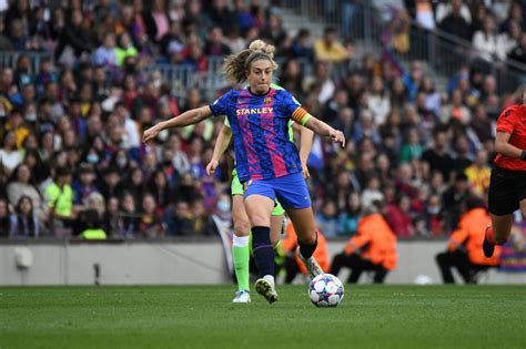 Write informative laconic excerpt under 30 words in mexican spanish for news below. Do not wrap it into quotation marks or html tags. Lucy Bronze has said Alexia Putellas showed why she is the "queen of Barcelona" after the two-time Ballon d&apos;Or winner came off the bench to score the second goal in Barcelona&apos;s 2-0 Champions League final win over Lyon on Saturday.Putellas fired home in stoppage time after Aitana Bonmatí had opened the scoring earlier in the second half as Barça sealed back-to-back Champions League trophies, winning the competition for a third time in four years.- Stream on ESPN+: LaLiga, Bundesliga, more (U.S.)"Alexia is the captain of the team and she&apos;s the queen of Barcelona for a reason," England defender Bronze told DAZN after the game."She&apos;s always so confident in the team and she showed today why she is a back-to-back Ballon d&apos;Or winner."She&apos;s got the quality to do that in the last minute of the Champions League final when we were up against it at the end and it just sealed the win for us. It was amazing."Barça -- who boasted the lion&apos;s share of the 50,827 attendance at San Mamés in Bilbao, which was a record for a Women&apos;s Champions League final -- had never beaten French champions Lyon in four previous attempts.Two of those defeats came in Champions League finals, in 2019 and 2022, and there was a feeling they needed to beat the eight-time European champions to really establish themselves as one of the best teams ever."We knew that&apos;s what we needed to be a club that really made history," Bronze said."It&apos;s hard to win it once, but to do it back-to-back, Lyon showed how difficult it is and this team has finally done that. I think we go down in history as one of the best teams in Europe."Success in Europe follows a domestic treble -- Liga F, the Copa de la Reina and the Spanish Supercopa -- as Barça win the quadruple for the first time in the club&apos;s history.Putellas, who signed a new two-year contract earlier this week, said winning back-to-back European trophies and all four trophies was the target set at the start of the campaign."Our objective was to win four out of four," the Spain international told TVE. "After the Champions League final last season, we said we wanted to be here in Bilbao because we knew what it would mean."We can&apos;t ask for anything else. We have achieved everything we wanted. Every minute of sacrifice has been worth the effort -- and I&apos;d say that not after the game, but before, just entering in the stadium, with all the support we had here, it was worth it."Ballon d&apos;Or owner Bonmatí also praised the role of the travelling support in the north of Spain."It&apos;s incredible ... just incredible," she told TVE. "It feels like Camp Nou, [the Olympic Stadium in] Montjuic or the Johan [Cruyff Stadium]. All we can say is thanks to the fans, we love them so much."No [winning the quadruple has not sunk in yet]. I am on cloud nine right now. It is an historic day which we will remember for ever."Victory over Lyon also signals the end of an era for coach Jonatan Giráldez, who will join NWSL side Washington Spirit next month.Giráldez leaves after winning 10 trophies out of 12 during three years in charge, reaching the Champions League final in each of those seasons."It&apos;s impossible [to imagine a better send off]," he told TVE. "It&apos;s a dream day. It is difficult to explain with words the feeling I have right now."It is such a special moment. I am proud of all the players, the staff and fans that have been here. It is one of happiest days of my life."I hope the night goes on for a long time, that we can enjoy it and celebrate with everyone who is here because it&apos;s an unforgettable day." ,Lucy Bronze elogia a Alexia Putellas, la "reina del Barcelona", tras su gol en la final de la Liga de Campeones femenina contra Lyon. Barça gana su tercer título en cuatro años.