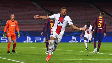 Write informative laconic excerpt under 30 words in mexican spanish for news below. Do not wrap it into quotation marks or html tags. Luis Enrique said his Paris Saint-Germain squad and their summer signings will have to step up after Kylian Mbappé&apos;s departure, but insisted it is only a matter of time before the club wins a first Champions League title. Enrique was speaking after Saturday&apos;s Coupe de France final victory over Lyon, when Mbappé played his final game before a widely reported move to Real Madrid.- Stream on ESPN+: LaLiga, Bundesliga, NWSL more (U.S.)The Spaniard coached Mbappé in the last of his seven years with PSG, a spell in which the striker scored a record 256 goals and helped the team win 15 titles, including six league trophies.Enrique, who guided PSG to a domestic treble in his first campaign in charge, said the off season will be key to preparing his squad to live up to expectations in the next term, as no player can replace the France captain."I have had the good fortune to coach Kylian this season, it has been a difficult one for him after seven years at his club and all that he has achieved, it is difficult to say goodbye," Enrique told a news conference."There is no substitute for Mbappé, we cannot replace him, we will do it through the team and four, five or six signings we can make."Kylian&apos;s replacement will be the team that, along with the fans and our ambition, will try to win everything in the following seasons."PSG&apos;s biggest challenge remains the Champions League after extending the wait for their maiden European trophy despite huge investment in the squad following their semi-final loss to Borussia Dortmund earlier this month."A big challenge for any player who wants to come is that we want to make history and this club will win the Champions League sooner or later, it is difficult, but this team will do it," Enrique said."This season is coming to an end, but negotiations are already starting and there are possibilities to improve the squad, it is still an impressive project."A big club is very demanding, the players need to adapt. There is no such thing as a holiday in top-level football."Information from Reuters contributed to this report. ,Luis Enrique busca reemplazar a Mbappé con nuevos fichajes para que el PSG gane su primer título de la Champions League.