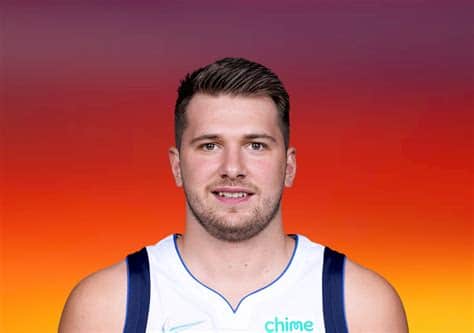 Write informative laconic excerpt under 30 words in mexican spanish for news below. Do not wrap it into quotation marks or html tags. Luka Doncic, jugador estrella de los Mavericks de Dallas, firmó una extensión de contrato por cinco años y $207 millones de dólares durante la temporada baja. La temporada anterior, Doncic promedió 27.7 puntos, 8.6 asistencias y 8.0 rebotes por partido, clasificándose en el puesto 14 en producción de fantasy a nivel mundial. En los playoffs de la temporada pasada, Doncic aumentó su rendimiento, promediando 35.7 puntos, 10.3 asistencias, 7.9 rebotes y 1.3 robos por partido en la serie de siete juegos contra Los Angeles Clippers.,Luka Doncic extiende contrato con Mavericks por $207 millones. Destacadas actuaciones en la pasada temporada y playoffs.