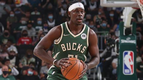 Write informative laconic excerpt under 30 words in mexican spanish for news below. Do not wrap it into quotation marks or html tags. Jrue Holiday, conocido por ser uno de los mejores escoltas de la NBA, ha sido seleccionado para formar parte del Segundo Equipo Defensivo la pasada temporada, después de haber estado también en el Primer Equipo en 2020-21. Además, Holiday ha demostrado una producción ofensiva constante, promediando 18.3 puntos, 6.8 asistencias y 4.5 rebotes el año pasado. Holiday ha demostrado ser más eficiente en la ofensiva de los Bucks que en sus equipos anteriores, con un porcentaje de tiros de campo de 50/41/76. Esto ha llevado a que Holiday se posicione como el 28º jugador con mayor valor de fantasía por partido en ligas de ocho categorías, manteniéndose en el top 30 durante cinco temporadas consecutivas. El rol de Holiday no se espera que cambie en la temporada 2022-23, ya que los Bucks mantienen prácticamente el mismo equipo, siendo Holiday la opción 2B detrás de Giannis Antetokounmpo. Desde su llegada a los Bucks en 2020, Holiday ha aumentado su eficiencia y ha sido más productivo en Fantasy debido a un mayor rendimiento.,Jrue Holiday, escolta destacado en la NBA, es clave en la ofensiva de los Bucks y figura en los equipos defensivos. Mantendrá su rol en la próxima temporada.