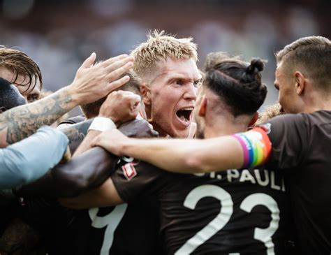 Write informative laconic excerpt under 30 words in mexican spanish for news below. Do not wrap it into quotation marks or html tags. St. Pauli returned to the Bundesliga on Sunday with a 3-1 win over relegated Osnabrück in Germany&apos;s second division.Oladapo Afolayan scored twice and set up Marcel Hartel for St. Pauli&apos;s third goal as the home team moved top of the league with an unassailable six-point lead over third-place Fortuna Düsseldorf with one round of games remaining.- Stream on ESPN+: LaLiga, Bundesliga, more (U.S.)The top two in the division are promoted, while the third-place finisher -- now certain to be Düsseldorf -- faces a two-leg playoff against the team that finishes third from bottom in the Bundesliga -- as it stands, Union Berlin -- to see which will play in the top division next season.The playoffs are scheduled for May 23 and 27.Holstein Kiel, one point behind St. Pauli, secured their first ever promotion to the Bundesliga on Saturday.St. Pauli were relegated from the Bundesliga in 2011. It will be the first time that the left-wing cult club from Hamburg&apos;s red-light district will play in a league above city rival Hamburg SV.Hamburg, the longest surviving founding member of the Bundesliga, was finally relegated in 2018 after several close shaves. They lost 1-0 at Paderborn on Friday, ensuring another season in the second division.St Pauli are known for having an alternative fan scene and left-wing supporter base as well as for their social projects in the community, their support for refugees and minorities and their projects such as installing beehives in their stadium roof to raise environmental awareness.Information from the Associated Press and Reuters contributed to this report. ,St. Pauli volvió a la Bundesliga con una victoria 3-1 sobre Osnabrück. Oladapo Afolayan anotó dos goles en la importante victoria.