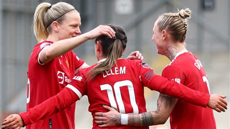 Write informative laconic excerpt under 30 words in mexican spanish for news below. Do not wrap it into quotation marks or html tags. Rachel Williams has said Manchester United&apos;s Women&apos;s FA Cup triumph on Sunday does "mask over the issues" they&apos;ve had in the league and added that she expects them to "change things" next season, suggesting her team could win the Women&apos;s Super League (WSL).United put aside their struggles in the league that have left them fifth in the WSL and thrashed Tottenham 4-0 in the FA Cup final on Sunday to win the first major trophy in their history.- Stream on ESPN+: LaLiga, Bundesliga, more (U.S.)Ella Toone gave United the lead on the stroke of half-time with a sumptuous finish from the edge of the box before Williams doubled their lead in the second half with a well-placed header from a Katie Zelem free kick. A brace from Lucía García added further gloss to United&apos;s win."We don&apos;t like to admit it but it [winning the FA Cup] does mask over the issues we&apos;ve had," Williams told the BBC."We have had some ups and downs this year. That&apos;s for Marc [Skinner] and the backroom staff to be like: &apos;Right, this is what we have to do in the summer.&apos;"We are going to have [to] change things next year. We have had some injuries, three or four ACLs, at the start of the season."That&apos;s football, teams go through transition. You have a good year, you have a dip. Next year we might just come back bigger, better and stronger and, who knows, we might just be lifting the league."The final was played in front of a sellout crowd and United boss Skinner pointed to Toone and Mary Earps&apos; experience winning the Euro 2022 final with England at Wembley as a key factor in their win."It&apos;s a huge factor [the winning experience]. If you&apos;ve not done that before, maybe it happened to Tottenham a little bit today. It&apos;s experience, you calm your thought process," Skinner said in a news conference after the game."So Mary&apos;s calm... decisions can be made clearer when you don&apos;t have emotions blocking up that decision. I&apos;ve spoken about this a lot."Tooney [Toone] obviously scored a fantastic goal in the final, she&apos;s been here, done it before. She&apos;s focused. In that moment when it comes, she calms her body down to select the right technique, the right weight, the right power. That&apos;s why it&apos;s important. Because it allows you to think in key moments and games are made of key moments and we had two of the best to make them for us today."While this was United&apos;s second successive FA Cup final appearance, it was Tottenham&apos;s first-ever cup final and their first time playing at Wembley. The manner of defeat will sting but Spurs can take encouragement from the fact that they&apos;ve reached the final and secured a top six finish in the league just a year on from narrowly avoiding relegation -- a sentiment Robert Vilahamn reflected in his message to his players after the game."The main thing I said [to the players] was &apos;this is not the end; this is the beginning,&apos; he said in his news conference after the game."This is the beginning; we have learnt so much this year and reached the final. We could have won it as well but on the other hand Man United deserved it, so if they deserve it and we also need to look at it as &apos;what a performance they have done.&apos;"It&apos;s okay to be angry, sad or whatever they want to be because that&apos;s a part of football. You should feel that today because that&apos;s why you want to win next time. It&apos;s okay."But on Tuesday, we&apos;re going to go back and make sure we have a good performance against Chelsea, then against West Ham, then we&apos;re going to close this year and realise that we were in the final, we were top 6 in the league and probably feel like we had a quite good year." ,Rachel Williams celebró el triunfo del Manchester United en la Copa FA Femenina, pero señaló los desafíos en la liga. Prevén cambios y aspiran al título de la Superliga Femenina.