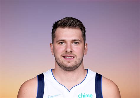 Write informative laconic excerpt under 30 words in mexican spanish for news below. Do not wrap it into quotation marks or html tags. Luka Doncic firma una extensión de contrato de cinco años y $207 millones con los Mavericks. - Fuente: RotoWire Luka Doncic lidera las estadísticas en puntos, rebotes, asistencias, robos y triples en los playoffs contra los Clippers. - Fuente: RotoWire,Luka Doncic firma contrato millonario con Mavericks y destaca en playoffs contra Clippers con múltiples estadísticas.