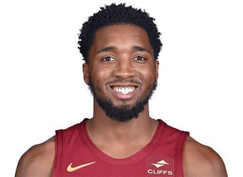 Write informative laconic excerpt under 30 words in mexican spanish for news below. Do not wrap it into quotation marks or html tags. El jugador de baloncesto Donovan Mitchell es transferido al equipo de los Cleveland Cavaliers después de que las negociaciones no prosperaran con los equipos de Utah Jazz y New York Knicks. - Fuente: No se menciona Mitchell se une a una plantilla joven y talentosa de los Cavaliers, que incluye al base All-Star Darius Garland, al pívot All-Star Jarrett Allen y al prometedor alero Evan Mobley. - Fuente: No se menciona Mitchell, quien promedió 25.6 puntos, 5.3 asistencias, 4.2 rebotes y 1.5 robos por partido la temporada pasada, se espera que mantenga su producción estadística en su nuevo equipo. - Fuente: No se menciona,Donovan Mitchell se une a los Cleveland Cavaliers con expectativas de mantener su alto rendimiento. Aportará su talento al equipo joven y prometedor.