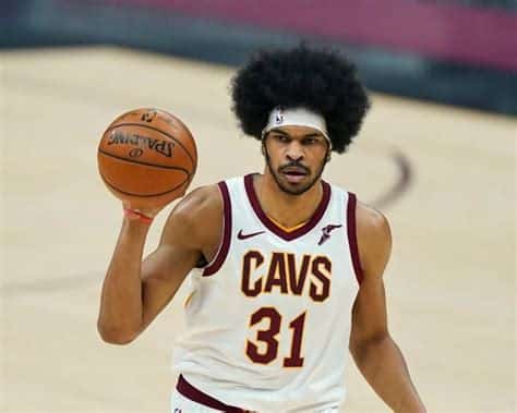 Write informative laconic excerpt under 30 words in mexican spanish for news below. Do not wrap it into quotation marks or html tags. Jarrett Allen es considerado uno de los mejores centros jóvenes de la NBA y una pieza clave para los Cavaliers. Promedió 16.1 puntos, 10.8 rebotes y 1.3 bloqueos por partido la temporada pasada. El éxito de los Cavaliers en los playoffs se debe en parte a la fórmula de jugar con un centro grande como Allen junto a Evan Mobley. El contrato a largo plazo de Allen indica que Kevin Love podría perder minutos ante la presencia de Mobley en el equipo. El centro Jarrett Allen se ha convertido en una figura destacada para los Cleveland Cavaliers. Es considerado uno de los mejores centros jóvenes de la liga y promedió 16.1 puntos, 10.8 rebotes y 1.3 bloqueos por partido la temporada pasada. Los Cavaliers han encontrado éxito al jugar con Allen y Evan Mobley como pareja de centros, lo que les permitió clasificar a los playoffs a pesar de las lesiones. El contrato a largo plazo de Allen sugiere que Kevin Love podría perder minutos ante la presencia de Mobley en el equipo.,Jarrett Allen, clave para Cavaliers en playoffs con Evan Mobley; Kevin Love podría perder minutos por su contrato a largo plazo.