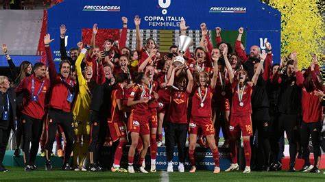 Write informative laconic excerpt under 30 words in mexican spanish for news below. Do not wrap it into quotation marks or html tags. After five years of Juventus dominance, AS Roma broke their stranglehold on the women&apos;s Italian Serie A title last year and were seen as favourites to claim a second consecutive title before this season started.However, a string of six losses and one draw through 10 games in December and January had Roma spiralling in all competitions. But, just when all was starting to look bleak for Le Giallorosse, the team pulled itself out of the tailspin to seal a domestic double. This is the story of how they did it.- Stream on ESPN+: LaLiga, Bundesliga, more (U.S.)A rapid rise under SpugnaEstablished in 1968, the women&apos;s Serie A was brought in house by the FIGC (Italian Football Federation) for the 2018-19 season with a view to making the league more professional and encouraging traditional men&apos;s teams across the country to take more interest in their women&apos;s sides. Roma, who took over the Serie A license of Res Roma, had been something of an also ran, finishing fourth or fifth in the years before manager Alessandro Spugna arrived to replace Betty Bavagnoli in 2021.The 50-year-old had cut his coaching teeth over two decades in the men&apos;s youth systems of Torino and Juventus, before taking charge of Empoli Women in 2020 and then landing the Roma job a year later. The club&apos;s success hasn&apos;t come overnight, but its improvement under him has been clear.Instilling a flowing attacking style that has become the envy of the top clubs in Europe, Spugna won the Coppa Italia in his first season and ensured a second-place finish in Serie A, five points behind champions Juventus -- a clear step forward from the previous campaign, when Roma were 29 points adrift.That strong finish saw Roma make their debut in the UEFA Women&apos;s Champions League (UWCL) and, while they were on their way to that first league title in 2022-23, they had to balance playing domestic and European football. But they coped admirably and impressed on their way to the UWCL quarterfinals before an eventual loss to champions Barcelona.By the time the Scudetto was in the bag, heads had been turned. But that success raised the bar. Roma could no longer fly under the radar; the pressure was on. They hit the ground running with 14 wins from their first 15 games in all competitions (and a 2-2 draw with Bayern Munich), but over a congested winter schedule the new favourites for the 2023-24 Serie A title began to buckle.Winter woesIn December 2023, Roma lost to Paris Saint-Germain in their third Champions League group game. In a tough group that pitted them against Ajax, PSG and Bayern Munich, they knew any mistakes would be costly and, unable to take their first-half chances, they suffered a 2-1 defeat in Paris. Then, after a wobbly 3-2 win in Serie A over Como, Roma put in an even less cohesive performance in the return game against PSG at the Stadio Tre Fontane to lose 3-1 on Dec. 20.A two-week break over the festive period was much needed, but 2024 failed to bring about an improvement in fortunes for Roma as they fell 2-1 to familiar foes Juventus in the Supercoppa Italiana despite having 63% of possession.And the hits kept coming as a shock 2-0 loss to relegation-threatened Napoli in the first leg of their Coppa Italia quarterfinal was swiftly followed by their first league loss of the season, 2-0, to an improved Inter Milan side after a red card for Elisa Bartoli. The frustrations for Roma had been palpable across January and, between the two games, the experienced defender had spoken about the need for "more grit and determination" as well as apologising for the performances being "unacceptable."Roma&apos;s second UWCL meeting with Bayen saw a thrilling 2-2 draw, as the Germans came back twice with two late goals from Lea Schüller to salvage a point after Manuela Giugliano&apos;s 93rd-minute strike looked likely to settle the tie. And that left Group C finely poised, with all four teams still able to qualify for the knockouts.Ahead of Roma&apos;s last group game against Ajax, Spugna told ESPN that he blamed the tough schedule for the club&apos;s decline in form as his players were suffering mentally and physically."It was physiological things because of the two seasons in which the team played every three days, it&apos;s tough to be on that level, match after the match, it was physiological," he said. "Recovery was most important, because we were a little bit tired in that period because it was just after the holidays. And so, we just had to try to find the good mental way to recover everything, both from the physical to the mental part. And in the Bayern match, you can see, we try to recollect every strength and restart."Despite taking the lead in the first half through Bartoli, the visitors sagged under the pressure and ultimately lost 2-1 as a late own goal from Zara Kramzar saw them knocked out. It was their sixth defeat in 10 games."Of course, we know that we have a lot of games, so it&apos;s not also helpful to play every three days with the trips to move and everything," Roma&apos;s ever-present defender Elena Linari told ESPN after the game. "It&apos;s hard mentally and physically. Now the league is improving so this [UWCL] group means a lot because we have tough games every three days."It&apos;s a shame, but that&apos;s what we have to accept; it&apos;s football sometimes. Last season it was very, very good; this season we have maybe some regrets. But we have to start from this to improve a little bit, to rewatch the games, to see the mistakes and to be there for the next season."I think that Italian football is improving a lot. And I think also we changed a lot of players last year, Carina Wenninger [returned to Bayern on loan], Andressa Alves [signed for Houston Dash], we lost good players that had also the right experience. If you think that today enter Kramzar, who is 18, maybe it&apos;s different if it&apos;s Andressa. But everybody has to make the good experience. Ajax is the right example that young players can make the difference, so what we have to do is just to improve with these players."Of course, Roma have only been around in their current form for a handful or years, and in European competition for two. Everyone is still learning how to balance the increased load that comes with games every three days and having to adapt to a diverse mix of opposition, as well as integrating new players into the fold. Even during the lowest ebbs of the season, the team stayed resolute; there was no disharmony in the dressing room, nor a loss of faith in the way they play. Surely things had to change.The turnaroundLittle did Linari know that improvement was just around the corner. With only a short time for Roma to lick their wounds after the Ajax game, a potentially season-defining clash against Juventus awaited in Italy just four days later. The players would have to recover and reset, mentally as well as physically."It&apos;s what you have to do; you can think on the game until tomorrow morning, making the trip back to Roma, have training there, disconnect, and then restart," Linari said. "It&apos;s not easy, but that&apos;s what you have to do to be a great to be a football player."With January behind them, Roma thrashed their rivals 3-1 and then overturned their Coppa Italia deficit with a 3-0 win over Napoli to see them through unscathed. Momentum was building as they won their next five games -- finishing up the Serie A regular season and winning a two-legged Coppa Italia semifinal against AC Milan 7-2 on aggregate to set up a final against Fiorentina -- before heading into the new Championship playoff format in full control.Spugna did not change too much tactically, all he and his staff did was to give the players more freedom of expression and support, without overloading them with new information to process.On April 15, Roma beat Juventus 2-1 thanks to a goal from Evelyne Viens. It was a statement of intent and the title was nearly in their grasp again."I think we have learned," Viens told ESPN after the game. "We have some ups and downs and I think everyone saw when we could not just really get the momentum going in December and January, that we were able to turn it around, come together, and find other ways to win."It would have been fitting if that win over Juventus, in front of their own fans at the Tre Fontane, had been the one to seal the title. But by the time the two met again for the final time in the middle of May, Roma had been crowned champions.The Coppa trophy followed, with a 4-3 win on penalties over Fiorentina on Friday, but even that needed some grit as Roma were 3-1 down in the 75th-minute of normal time before goals from Moeka Minami and Viens tied things up. It showed how, from delighting last year with their fluid attacking style, Roma had to grind through with some ugly wins to get over the line this season."It&apos;s so important. I&apos;m Canadian and in the national team sometimes we don&apos;t win with the best football, sometimes we do, but that&apos;s how you win," Viens said. "And I think the biggest hurdle this year is that you need to win every game to be able to be on the top and you cannot slip some points away because the competition is so tight. So yeah, I think it&apos;s a big learning experience this year and I think that&apos;s a difference between great team and good team -- being able to perform week in and week out."Spugna has turned this Roma team into one of the best in Europe, and while they have had to scrap more than they might have expected, the experience of overcoming their midseason issues will surely hold them in good stead going forward. ,Tras una racha negativa, AS Roma superó sus dificultades para asegurar un doblete doméstico bajo el liderazgo del técnico Alessandro Spugna.