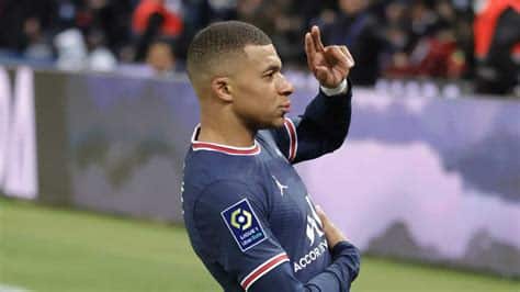 Write informative laconic excerpt under 30 words in mexican spanish for news below. Do not wrap it into quotation marks or html tags. Kylian Mbappé said he will announce his next career move in a "few days" after winning the French Cup with Paris Saint-Germain on Saturday.Mbappé is widely expected to join Real Madrid having already confirmed he will leave PSG when his contract expires this summer.- Stream on ESPN+: LaLiga, Bundesliga, more (U.S.)After his team&apos;s 2-1 win over Lyon in the final, Mbappé was asked by reporters why he is yet to formally reveal his next club."Because I think the best thing to do is to finish saying goodbye," the France captain said in the mixed zone of the Stade Pierre-Mauroy in Lille."All I wanted was to finish well. There is a time for everything. I will announce my new club in due course. It will be only a few days away so there is no problem."Pressed by journalists if that meant the transfer would be official before the national team meets to prepare for the European Championship, Mbappé added: "I still don&apos;t know, there are still some details. The most important thing was to win and to experience these final emotions."Mbappé spoke about what he felt playing his last game for PSG after seven seasons."Nostalgia, emotion; It was cool. I always understood where I was, this unique experience of playing for PSG. Playing for PSG, I would recommend it," he said."I was lucky enough to experience it. What I have had, I wouldn&apos;t experience anywhere else. Now I&apos;m going to experience something else and I&apos;m sure that will be magical too." ,Kylian Mbappé anunciará su próximo destino en días tras ganar la Copa de Francia con el PSG. Se espera que se una al Real Madrid.