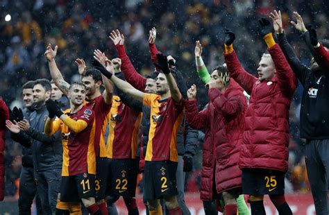 Write informative laconic excerpt under 30 words in mexican spanish for news below. Do not wrap it into quotation marks or html tags. Galatasaray secured a 24th Turkish title with a 3-1 victory at Konyaspor on Sunday, ending the season three points above arch Istanbul rivals Fenerbahce who have not won the league in a decade.Galatasaray triumphed for a second consecutive year after a season marred by controversy and violence on and off the pitch.- Stream on ESPN+: LaLiga, Bundesliga, more (U.S.)Argentina international Mauro Icardi scored twice and Switzerland-born Turkey international Berkan Kutlu added a third in Galatasaray&apos;s victory in Konya, igniting celebrations among their fans across Istanbul and beyond.The two Istanbul clubs were head and shoulders above the other Superlig teams this term, with Galatasaray ending on 102 points and Fenerbahce, who thrashed Istanbulspor 6-0, 99.Third-placed Trabzonspor have 67 points after a 4-2 home victory against Ankaragucu on Sunday.Galatasaray lost only two league games this season, including at home against Fenerbahce a week ago which delayed their crowning. They scored 92 goals and conceded 26.Fenerbahce had only one loss -- but also six draws to Galatasaray&apos;s three.Icardi was the league&apos;s top scorer with 24 goals ahead of Fenerbahce&apos;s Edin Dzeko on 21.Galatasaray&apos;s triumph completed a season punctuated by controversy.In December, the president of Superlig club Ankaragucu, Faruk Koca, was arrested for punching a referee in the face at the end of a match, with the official telling police that Koca had also threatened to kill him.Two weeks later, the Super Cup final between Galatasaray and Fenerbahce in Saudi Arabia&apos;s capital Riyadh was postponed shortly before kick off due to reported controversy over the clubs&apos; warm-up kits.When the match was finally played in April, Fenerbahce&apos;s players walked off the pitch after one minute, forcing the game to be abandoned after media said the club&apos;s request to postpone the match due to a European fixture was rejected.In March, Trabzonspor fans stormed the pitch and brawled with security forces and Fenerbahce players. Fenerbahce subsequently threatened to withdraw from the league, but ultimately decided to play on. ,Galatasaray gana 24º título turco. Icardi y Kutlu marcan en la victoria 3-1. Fenerbahce sigue sin victoria en una década. Temporada marcada por polémicas y violencia.