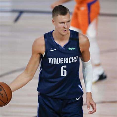 Write informative laconic excerpt under 30 words in mexican spanish for news below. Do not wrap it into quotation marks or html tags. Kristaps Porzingis ha tenido una carrera inconsistente debido a lesiones y ha jugado en promedio solo 51 juegos por temporada. A pesar de las lesiones, Porzingis ha mostrado su talento al tener promedios de 20.2 puntos, 8.1 rebotes y 2.3 asistencias por juego en la última temporada. Porzingis ha demostrado ser un gran tirador, promediando al menos 1.5 triples y 1.5 bloqueos por juego en cuatro de sus seis temporadas en la NBA.,Kristaps Porzingis, talentoso pero con historial de lesiones, destaca por su promedio de 20.2 puntos, 8.1 rebotes y 2.3 asistencias por juego. Es un sólido tirador y bloqueador.