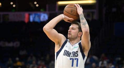 Write informative laconic excerpt under 30 words in mexican spanish for news below. Do not wrap it into quotation marks or html tags. Luka Doncic firma una extensión de contrato de cinco años y $207 millones con los Mavericks en la temporada baja Doncic promedió 27.7 puntos, 8.6 asistencias, 8.0 rebotes y 1.0 robos por partido en la temporada 2020-2021 Es considerado uno de los favoritos al premio de MVP para la temporada 2021-2022,Luka Doncic renueva por $207 millones con los Mavericks tras destacar la temporada pasada. Favorito al MVP en la nueva temporada.