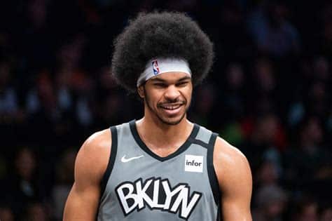 Write informative laconic excerpt under 30 words in mexican spanish for news below. Do not wrap it into quotation marks or html tags. Jarrett Allen es considerado uno de los mejores centros jóvenes de la liga y una pieza clave para los Cavaliers. Tuvo un promedio de 16.1 puntos, 10.8 rebotes y 1.3 bloqueos por partido en la temporada pasada. A pesar de las lesiones y la llegada de Evan Mobley, Allen se ha consolidado como un jugador confiable y con un alto valor fantasy.,Jarrett Allen destaca en la NBA con los Cavaliers por su rendimiento y potencial, siendo clave a pesar de competencia y lesiones.