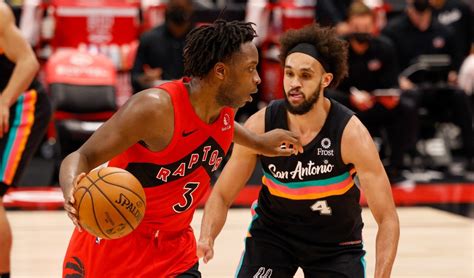 Write informative laconic excerpt under 30 words in mexican spanish for news below. Do not wrap it into quotation marks or html tags. OG Anunoby, jugador de los Raptors, tuvo una temporada sólida en la NBA. Anunoby promedió 17.1 puntos, 5.5 rebotes, 2.6 asistencias, 1.5 robos y 2.4 triples por partido. A pesar de sus lesiones y su bajón en el porcentaje de tiros, Anunoby sigue siendo un jugador clave para los Raptors.,El alero de los Raptors, OG Anunoby, destaca con promedio de 17.1 puntos y 5.5 rebotes por partido en la NBA, a pesar de lesiones y bajón en tiros.