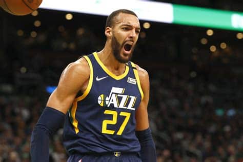 Write informative laconic excerpt under 30 words in mexican spanish for news below. Do not wrap it into quotation marks or html tags. Rudy Gobert fue traspasado de los Jazz a los Timberwolves en un acuerdo este temporada baja. Gobert es un centro defensivo de élite, liderando la liga en bloqueos una vez y en rebotes una vez en los últimos seis años. A pesar de la nueva situación, se espera que el papel de Gobert en los Timberwolves se mantenga sin cambios, especialmente en defensa, donde continuará bloqueando tiros y siendo uno de los líderes en rebotes.,Rudy Gobert traspasado a Timberwolves. El centro defensivo de élite liderará en bloqueos y rebotes, manteniendo su papel clave en la defensa del equipo.