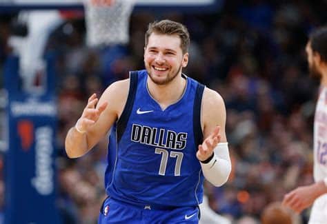 Write informative laconic excerpt under 30 words in mexican spanish for news below. Do not wrap it into quotation marks or html tags. Luka Doncic, jugador de los Dallas Mavericks, firmó una extensión de contrato de cinco años y $207 millones de dólares. La temporada pasada, Doncic promedió 27.7 puntos, 8.6 asistencias, 8.0 rebotes y 1.0 robos por partido. Doncic se perfila como favorito para el premio de Jugador Más Valioso (MVP) en la temporada 2021-2022.,Luka Doncic, Mavericks, firma contrato millonario. Favorito para MVP. Promedió estadísticas impresionantes la temporada pasada.