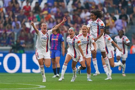 Write informative laconic excerpt under 30 words in mexican spanish for news below. Do not wrap it into quotation marks or html tags. The 2024 UEFA Women&apos;s Champions League final is set: eight-time winners Lyon will face champions Barcelona, who are aiming for a second title in three years, at the San Mamés Stadium in Bilbao on May 25.French giants Lyon got the better of their Spanish rivals in the 2019 final and again in 2022. Between them, the pair will have won the past nine titles once the dust has settled on Saturday.What&apos;s in store this time? Here&apos;s a preview of the top women&apos;s club match in European football.- Stream on ESPN+: LaLiga, Bundesliga, more (U.S.)What state are Lyon in going into the match?Lyon are in good form and good humour coming into the final, which will be their 11th Women&apos;s Champions League final appearance to date. Their last match was the Division 1 Féminine playoff final against Paris Saint-Germain, which they won with relative ease last weekend. In preparation for their last two games of the season, manager Sonia Bompastor rotated the squad heavily to give her players some rest.Everything just feels right for Lyon. They&apos;ve added another league trophy to their haul and they&apos;re back where they belong, ready to fight for Europe&apos;s biggest prize. Although she is unlikely to start in Bilbao, the return of talismanic attacker Ada Hegerberg from injury will also give Les Fenottes a boost.Lyon will once again be going into a final in which they are not the favourites, but they will be feeling good about their chances of lifting the trophy for a ninth time. -- Sophie LawsonWhat state are Barcelona in going into the match?Barcelona completed a domestic treble at the weekend, thumping Real Sociedad 8-0 in the final of the Copa de la Reina, having already won a fifth consecutive Liga F title and the Spanish Supercopa earlier this season. "Three down, one to go," said forward Mariona Caldentey after the thrashing of La Real. That is a good demonstration of where Barcelona&apos;s heads are at the moment -- for all the success they have tasted in recent years, they are still focused on two challenges they feel they have left to tick off. The first is winning a quadruple for the first time ever; the second is beating Lyon."[Winning the final against them] would be the cherry on top of the cake," defender Marta Torrejón told ESPN ahead of Saturday&apos;s game.The mood is buoyant and the squad is in good shape. Alexia Putellas and Fridolina Rolfö have both strung together a run of games in recent months after injury problems earlier this season, with centre-back María León the only major absentee expected this weekend.However, there are some issues. The first is the psychological barrier of never having beaten the French champions. The second is the doubt sowed during the semifinal win over Chelsea. After losing the first leg -- Barcelona&apos;s first home loss in five years -- they turned things around at Stamford Bridge, but it was far from easy, and it demonstrated they can be neutralized in attack. -- Sam MarsdenLyon lead Barça 7-2 on aggregate in their last two UWCL finals. Are they massive favourites?Incredibly, eight-time champions Lyon are not actually seen as favourites now; such is the respect people have for Barcelona and the way that they play.Lyon were top dog in the 2019 final, having won the previous three Women&apos;s Champions League titles, and the game was done after a half hour when an early goal from Dzsenifer Marozsán was followed by a stunning Hegerberg hat trick that put them up 4-0. But in 2022, Barcelona were the reigning champions, and the assumption was that Lyon&apos;s time was over. However, another three goals inside 33 minutes put paid to that and Lyon held out for a 3-1 win.No team in women&apos;s football history have been as good at winning the Champions League as Lyon. The understanding of how to get through those finals is encoded into their DNA, so they really should be favourites this time.But no one can deny the irresistible way that Barcelona play. Regardless of the shared history of the two teams, Barcelona&apos;s style and the quality of players such as Putellas and Aitana Bonmatí are what keep Barcelona favourites. -- SLWas it inevitable these two teams would make the final?With all due respect to beaten semifinalists, Chelsea and Paris Saint-Germain, this fixture did feel extremely inevitable. The way both teams powered through the group stage meant they couldn&apos;t meet until the semifinal and, once they were kept apart in the draw, meeting in a third final in six years was always on the cards.Chelsea and PSG both played their part in the semifinals, showing that Barça and Lyon are not as far ahead as they were, but the two apex predators of the European game proved too strong in the end.It is the final that generates the most interest, too. Lyon are looking to complete a trilogy of wins over Barcelona on the biggest stage. Meanwhile, Barça could finally establish themselves as the best around by beating the side who have denied them glory in the past and securing back-to-back Champions Leagues. -- SMLyon player to watch: Delphine CascarinoStill on the way back to her best following an ACL injury last May, Cascarino has shown glimpses of her old self and is finding form at the right time for Lyon. Getting on the scoresheet for the first time in league this season against PSG at the weekend, the 27-year-old forward is looking fresh and might be the player to give Barcelona&apos;s defence all sorts of headaches.As we saw last time these two teams met in the final, stopping Barcelona from playing their way was vital for Lyon, so we&apos;re also likely to see their midfield working overtime to congest the spaces and force turnovers. If that happens, a player such as combative USWNT midfielder Lindsey Horan could shine too. -- SLBarcelona player to watch: Caroline Graham HansenThis is the problem for Lyon; there are far too many to single out one player. Ballon d&apos;Or winner Bonmatí is the obvious candidate; Rolfö, last year&apos;s match-winner in the final, has returned from injury in fine form; while 20-year-old Salma Paralluelo is developing into one of the game&apos;s best forwards.However, Barça&apos;s standout player this season has been the oft-overlooked Caroline Graham Hansen. The Norway winger rarely features in individual awards, but it will be hard to leave her out this year. She leads Liga F in goals (19) and assists (18), adding five goals and five assists in the Champions League. In total, she has 57 goal contributions in all competitions from just 37 games. -- SMPredictionsLyon 2-1 Barcelona. On paper, Barcelona are the favourites, but they&apos;re facing a Lyon team they&apos;ve never beaten in a Champions League final. Their two previous meetings in the final have helped Barcelona grow more of the mentality you need to stay at the top, and we saw that in action last season when they came from behind against Wolfsburg.If Lyon can disrupt the Blaugrana flow -- as they did in Turin, and as Chelsea did in their semifinal first leg in Montjuïc -- they could expose a weakness. Maybe it&apos;s foolhardy, but I&apos;m going to go with Lyon. It won&apos;t be easy, but there is no team better at winning Women&apos;s Champions League titles. -- SLBarcelona 2-1 Lyon (AET): Psychologically, the opening 30 minutes are going to be so important for Barcelona after their previous issues against Lyon. Even Wolfsburg led 2-0 at the break last year.But this is a more mature Barça side. They can use the experience of last year&apos;s final comeback and the semifinal win over Chelsea to get over the line and send coach Jonatan Giraldez off to his new job with the Washington Spirit on a high. If they can get through those first 30 minutes level, or even within one goal of Lyon, they can win the game. It might take extra-time though. -- SM ,Final de la UEFA Women's Champions League 2024: Lyon vs. Barcelona en el Estadio San Mamés de Bilbao el 25 de mayo. Lyon busca su noveno título.