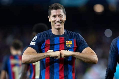 Write informative laconic excerpt under 30 words in mexican spanish for news below. Do not wrap it into quotation marks or html tags. Robert Lewandowski has said Barcelona aren&apos;t "scared" by the imminent arrival of Kylian Mbappé at Real Madrid this summer.Barça are 12 points behind the LaLiga champions going into this weekend&apos;s final round of fixtures, and Madrid are set to further strengthen by signing Mbappé, with sources telling ESPN he&apos;s expected to join next month after the Champions League final.- Stream on ESPN+: LaLiga, Bundesliga, more (U.S.)Madrid beat Barça in both Clasico meetings between the two teams this season, but Lewandowski said in an interview with the newspaper Marca that he believes Barça can still compete even with the addition of France star Mbappé."Scared? No," Lewandowski said. "Of course Mbappé is an amazing player and if he joins Real Madrid, the team, the players will be very strong. But our mindset will be like, it doesn&apos;t matter how good players they are. If we as a team are working together, with the mindset that we can beat them, we can compete with them."Lewandowski, 35, joined Barça in July 2022 and won LaLiga in his first season, scoring 23 goals. He found it more difficult this campaign as the team struggled, but still has 18 league goals, the fourth highest tally in the division."We have to be ready from the first game, from the first minute," he said. "Because Real Madrid for sure will have some time when they don&apos;t play well, losing points, and we have to be ready for this, to not only catch them but maybe to get ahead of them. Like two years ago, the season before, there were always some games we couldn&apos;t win, but we didn&apos;t lose."As well as the expected arrival of Mbappé, Madrid will also welcome teenage star Endrick this summer, with the Brazil forward joining from Palmeiras in a deal agreed back in December 2022.They&apos;ll compete for a place in a packed attack alongside Vinícius Júnior, Rodrygo Goes and Jude Bellingham, but in an interview with Diario AS on Thursday, Endrick, 17, said he wasn&apos;t concerned by the competition."It&apos;s a winning group," he said. "No player is a threat to any other. The best club in the world always has to look for the best in every position, always. Being alongside great players will only help me improve, get to a higher level and win more trophies."Madrid play Real Betis in their last LaLiga game of 2023-24 on Saturday before preparing to face Borussia Dortmund in the Champions League final at Wembley on June 1. ,Robert Lewandowski no teme la llegada de Kylian Mbappé al Real Madrid; confía en el Barcelona pese a su desventaja en LaLiga. Madrid también fichará a la joven estrella Endrick.